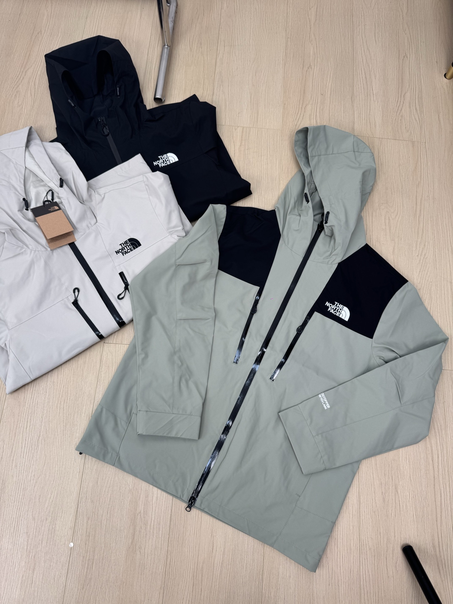 供货价:105💰『福建实体款』宝龙商城特别供应,高质量工艺细节拉满,原包装+原吊牌 【LBL-Q50C】
 
平铺实拍～～～
立体剪裁 上身有型 
不管是户外运动 或者是日常通勤穿着都会非常舒适！

【品牌】:  北面
【尺码】:  S-2XL
【颜色】:  黑色，绿色，卡其色，
【面料】:  75D双经双纬，绣标
          S      M     L      XL     2XL
衣长    72    74    76    78     80
胸围   118   122  126  130  134
肩宽     55     57    59    61    63
袖长     57     58    59    60    61
