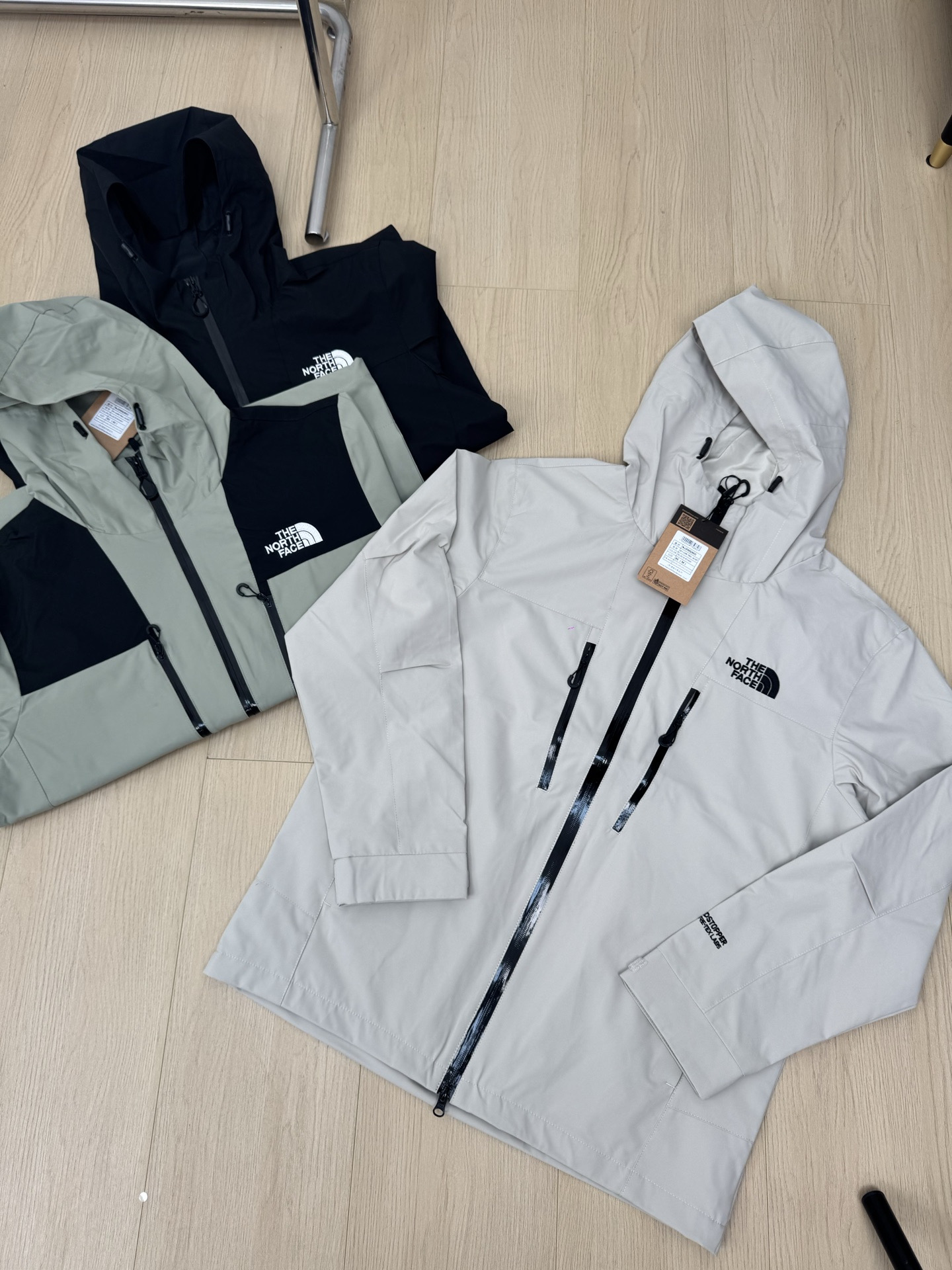 供货价:105💰『福建实体款』宝龙商城特别供应,高质量工艺细节拉满,原包装+原吊牌 【LBL-Q50C】
 
平铺实拍～～～
立体剪裁 上身有型 
不管是户外运动 或者是日常通勤穿着都会非常舒适！

【品牌】:  北面
【尺码】:  S-2XL
【颜色】:  黑色，绿色，卡其色，
【面料】:  75D双经双纬，绣标
          S      M     L      XL     2XL
衣长    72    74    76    78     80
胸围   118   122  126  130  134
肩宽     55     57    59    61    63
袖长     57     58    59    60    61
