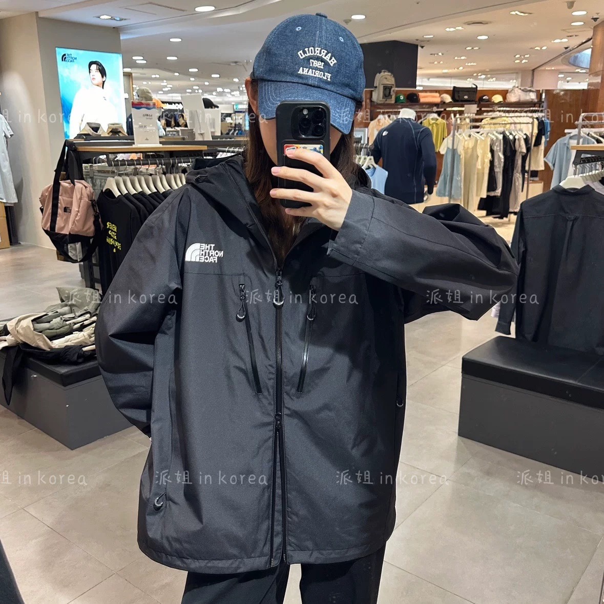 供货价:105💰『福建实体款』宝龙商城特别供应,高质量工艺细节拉满,原包装+原吊牌 【LBL-Q50C】
 
掌柜力荐，出口韩国订单，WINDSTOPPER 超轻薄膜防水设计，tnf/北面 25SS 防水压胶拉链 硬壳冲锋衣。不惧风雨，尽兴去野。