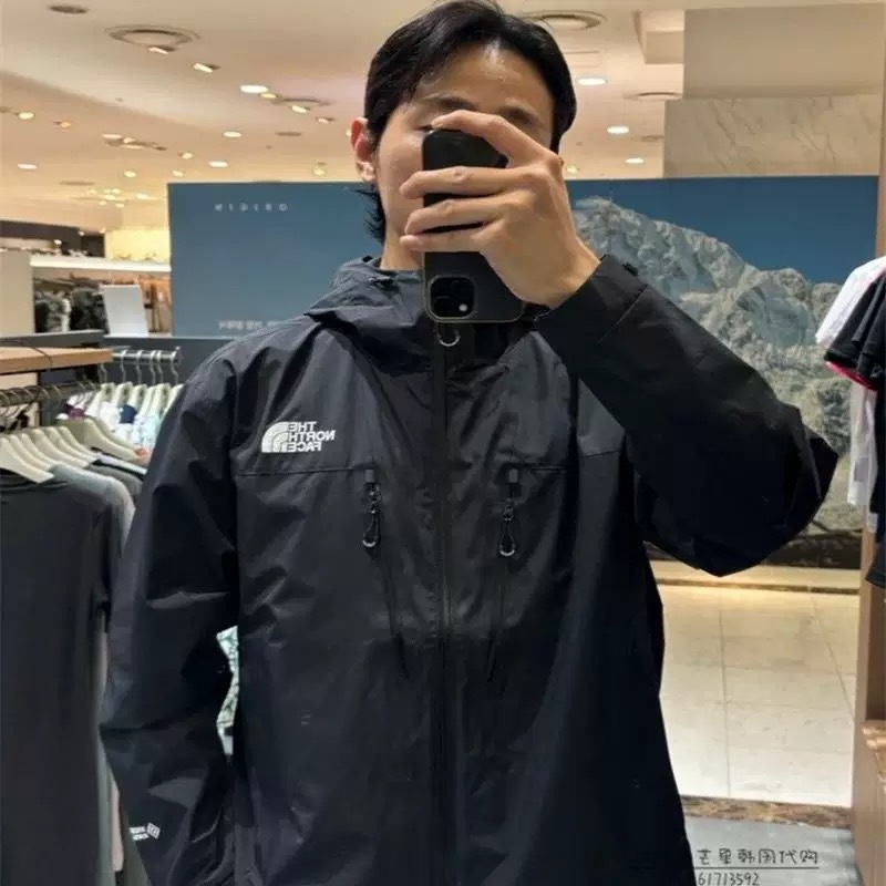 供货价:105💰『福建实体款』宝龙商城特别供应,高质量工艺细节拉满,原包装+原吊牌 【LBL-Q50C】
 
掌柜力荐，出口韩国订单，WINDSTOPPER 超轻薄膜防水设计，tnf/北面 25SS 防水压胶拉链 硬壳冲锋衣。不惧风雨，尽兴去野。