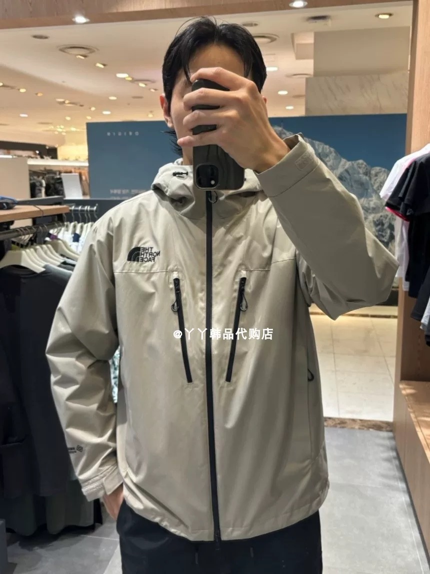 供货价:105💰『福建实体款』宝龙商城特别供应,高质量工艺细节拉满,原包装+原吊牌 【LBL-Q50C】
 
掌柜力荐，出口韩国订单，WINDSTOPPER 超轻薄膜防水设计，tnf/北面 25SS 防水压胶拉链 硬壳冲锋衣。不惧风雨，尽兴去野。