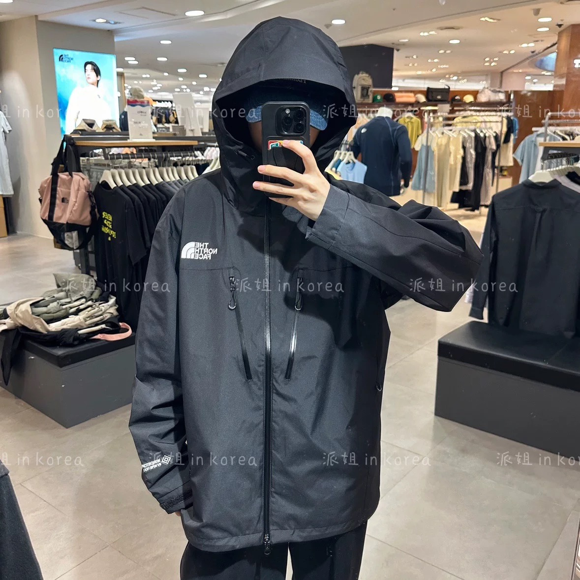 供货价:105💰『福建实体款』宝龙商城特别供应,高质量工艺细节拉满,原包装+原吊牌 【LBL-Q50C】
 
掌柜力荐，出口韩国订单，WINDSTOPPER 超轻薄膜防水设计，tnf/北面 25SS 防水压胶拉链 硬壳冲锋衣。不惧风雨，尽兴去野。