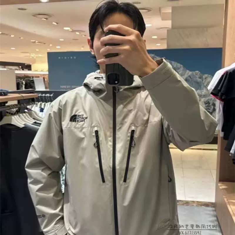 供货价:105💰『福建实体款』宝龙商城特别供应,高质量工艺细节拉满,原包装+原吊牌 【LBL-Q50C】
 
掌柜力荐，出口韩国订单，WINDSTOPPER 超轻薄膜防水设计，tnf/北面 25SS 防水压胶拉链 硬壳冲锋衣。不惧风雨，尽兴去野。