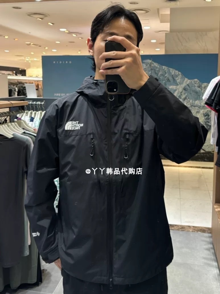 供货价:105💰『福建实体款』宝龙商城特别供应,高质量工艺细节拉满,原包装+原吊牌 【LBL-Q50C】
 
掌柜力荐，出口韩国订单，WINDSTOPPER 超轻薄膜防水设计，tnf/北面 25SS 防水压胶拉链 硬壳冲锋衣。不惧风雨，尽兴去野。