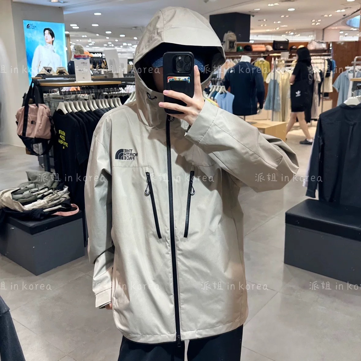 供货价:105💰『福建实体款』宝龙商城特别供应,高质量工艺细节拉满,原包装+原吊牌 【LBL-Q50C】
 
掌柜力荐，出口韩国订单，WINDSTOPPER 超轻薄膜防水设计，tnf/北面 25SS 防水压胶拉链 硬壳冲锋衣。不惧风雨，尽兴去野。