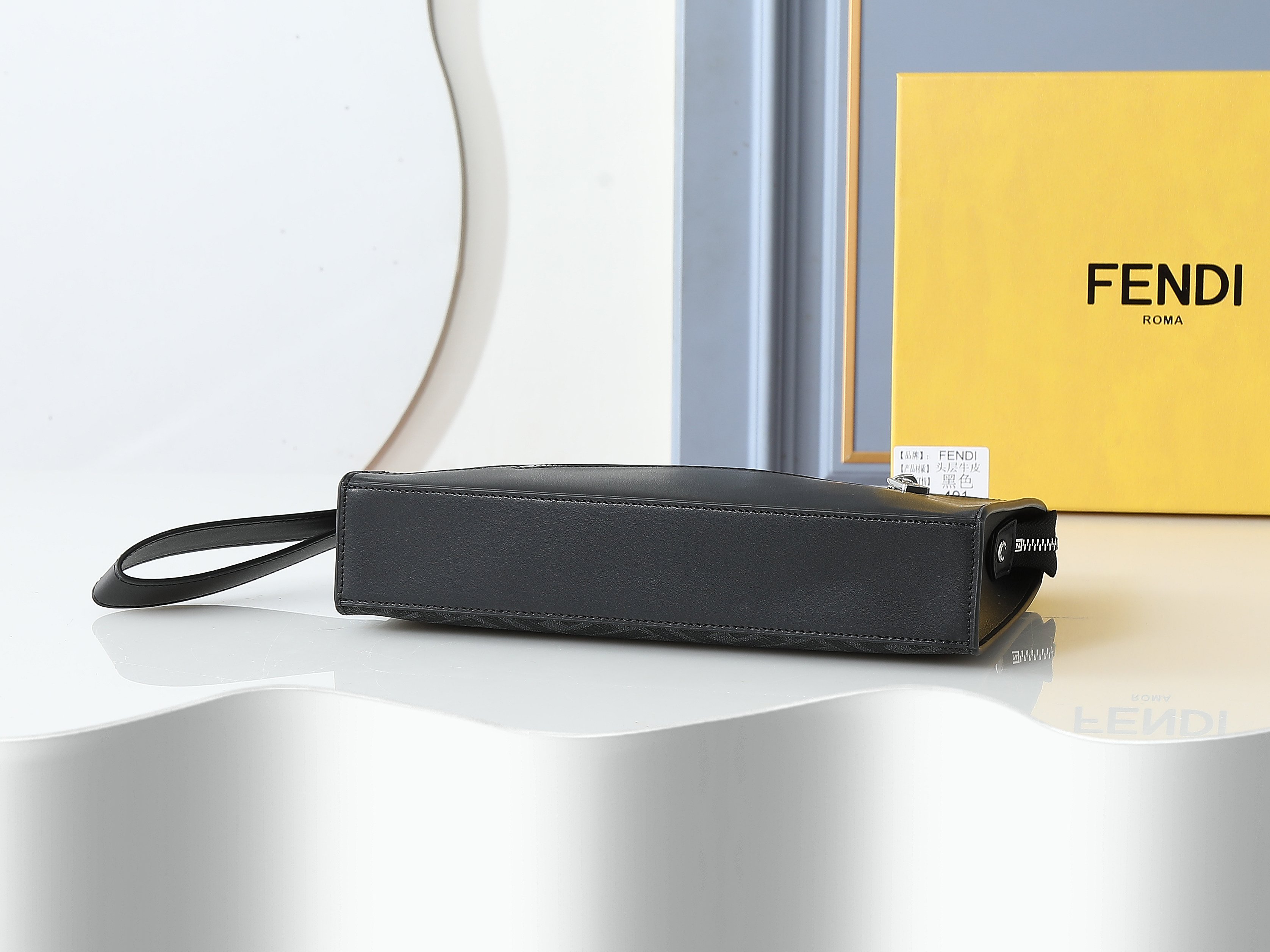 シンプルでスタイリッシュな黒の手拿包 - 可拆式チェーン付き