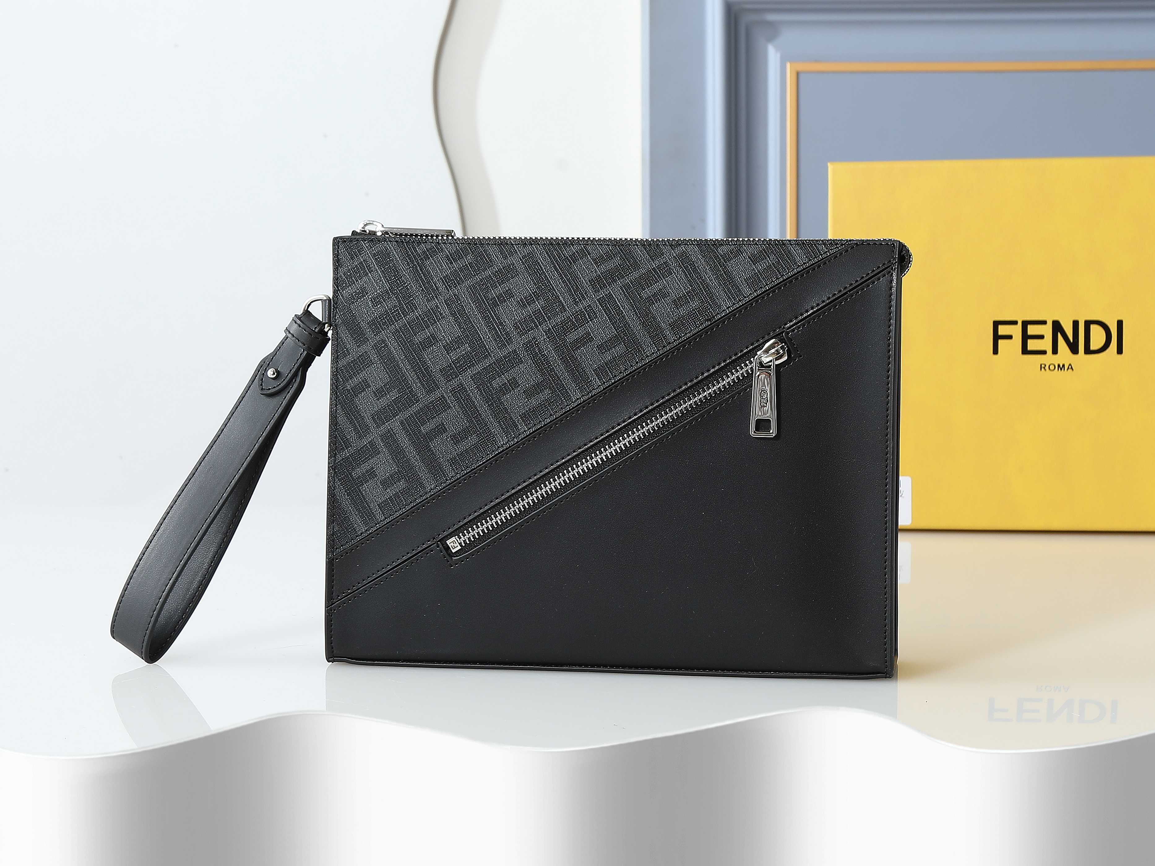 シンプルでスタイリッシュな黒の手拿包 - 可拆式チェーン付き