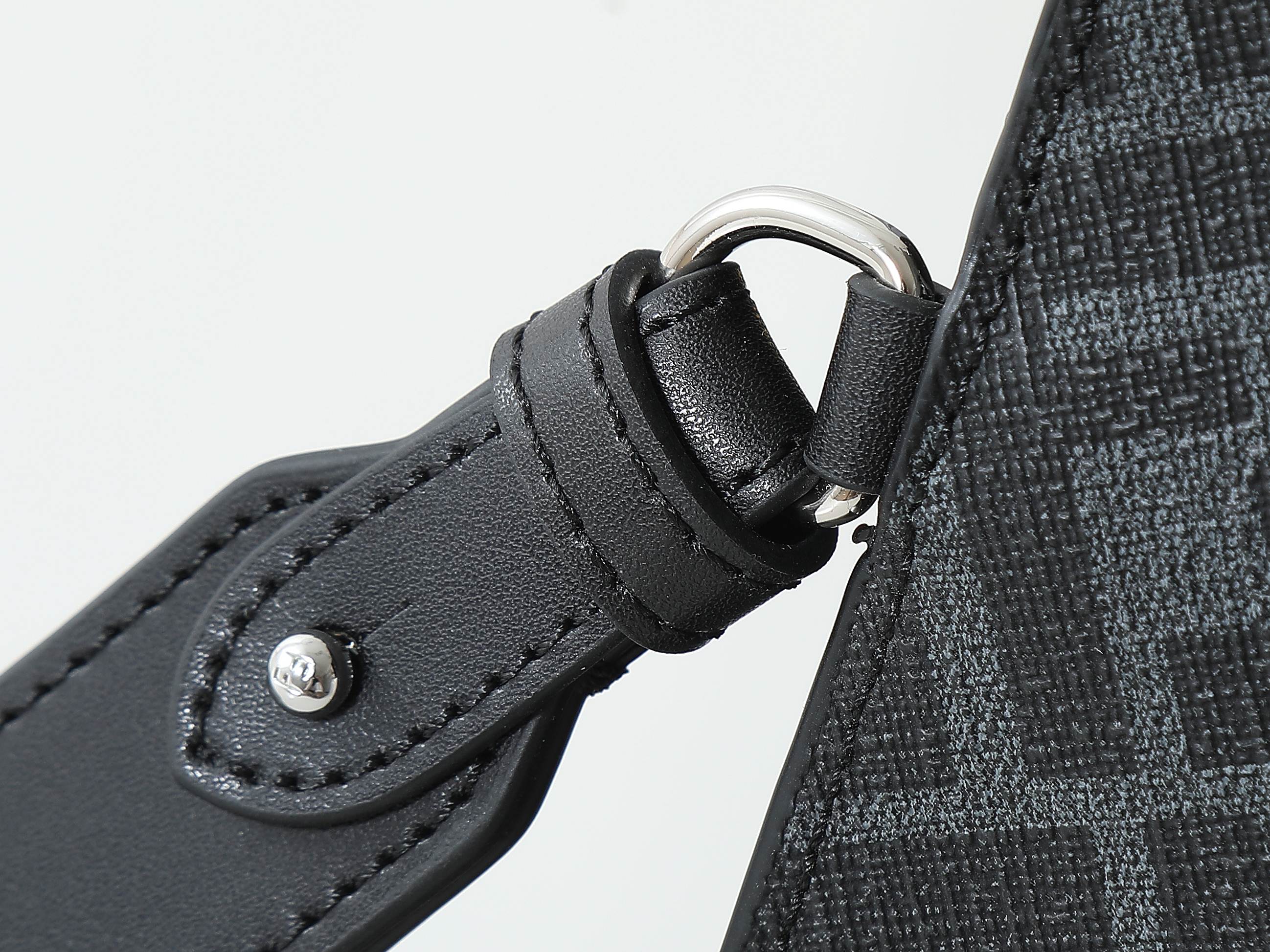 シンプルでスタイリッシュな黒の手拿包 - 可拆式チェーン付き