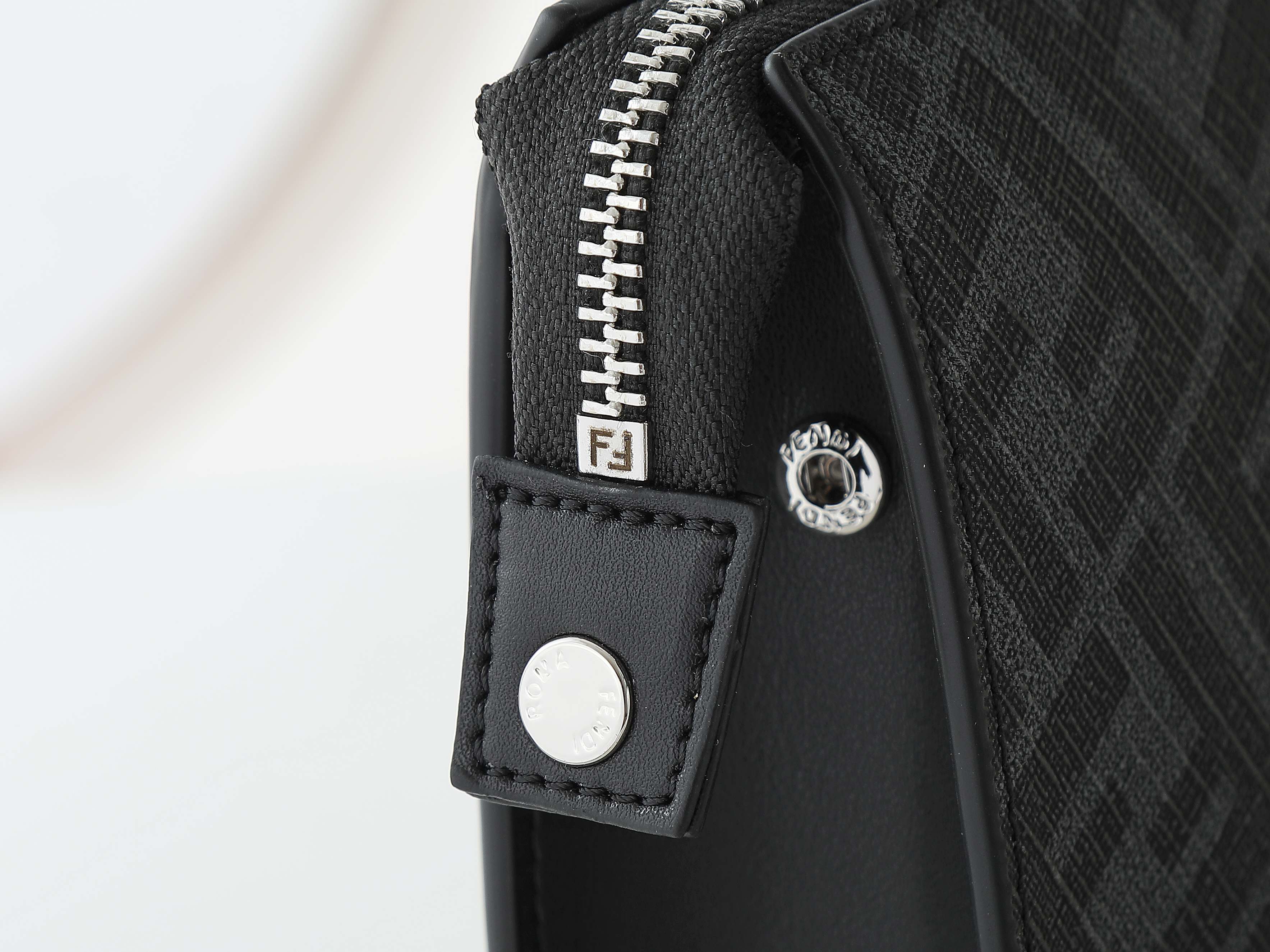 シンプルでスタイリッシュな黒の手拿包 - 可拆式チェーン付き