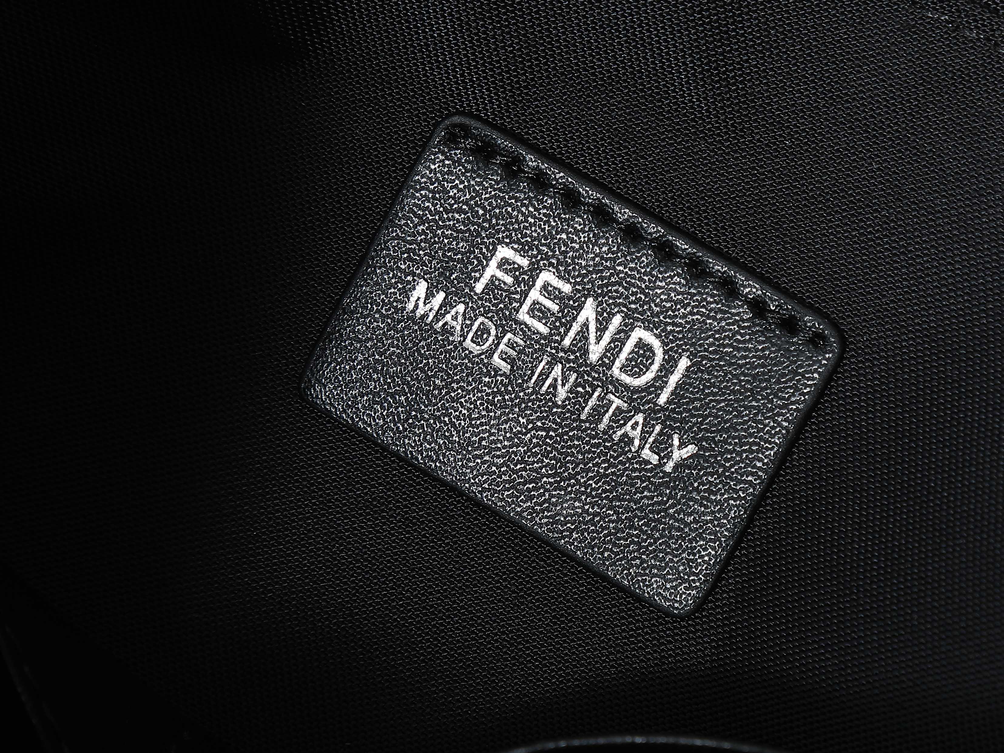 シンプルでスタイリッシュな黒の手拿包 - 可拆式チェーン付き