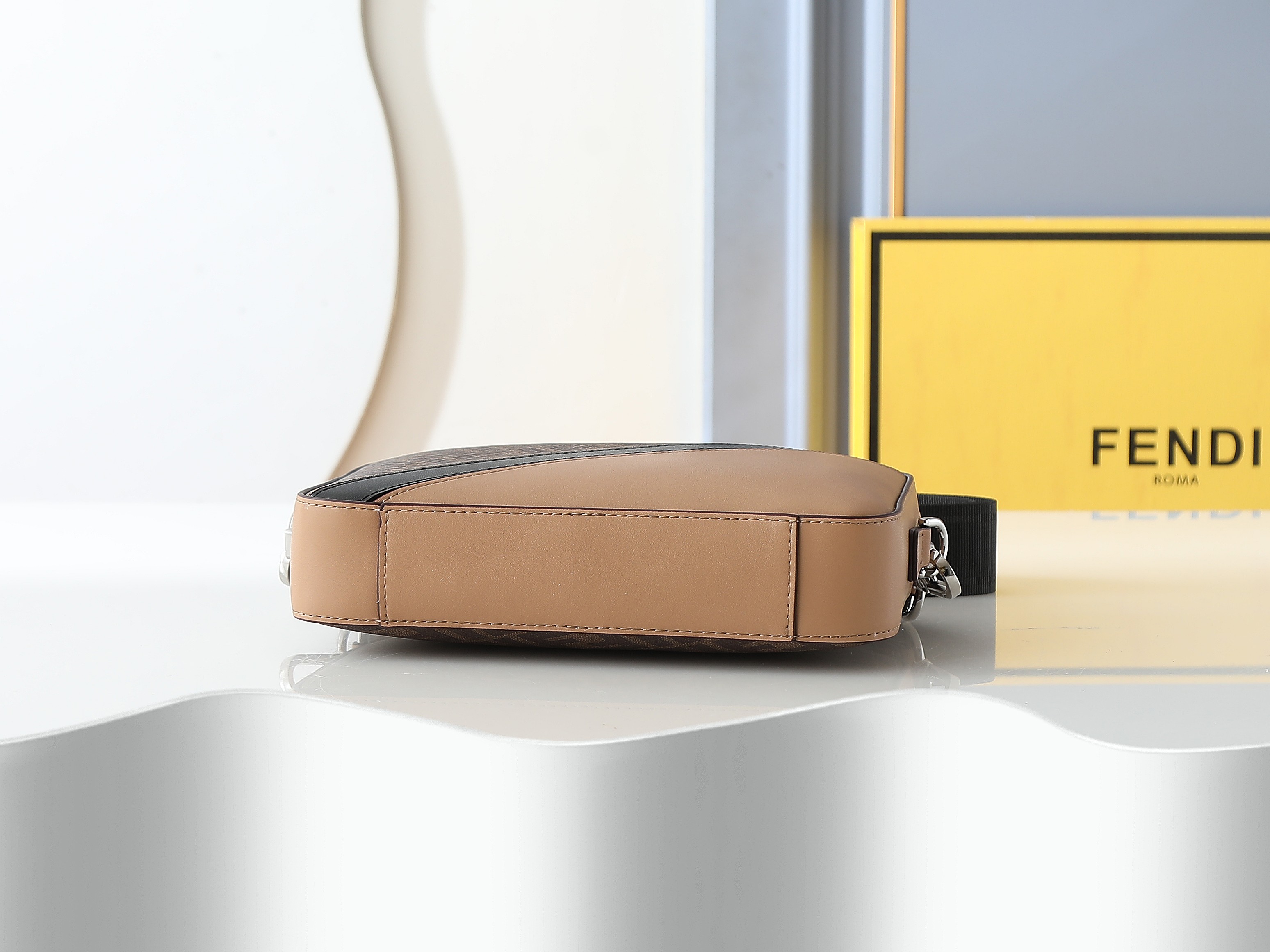 F7M0286 杏色×黒棕色 コンパクトショルダーバッグ