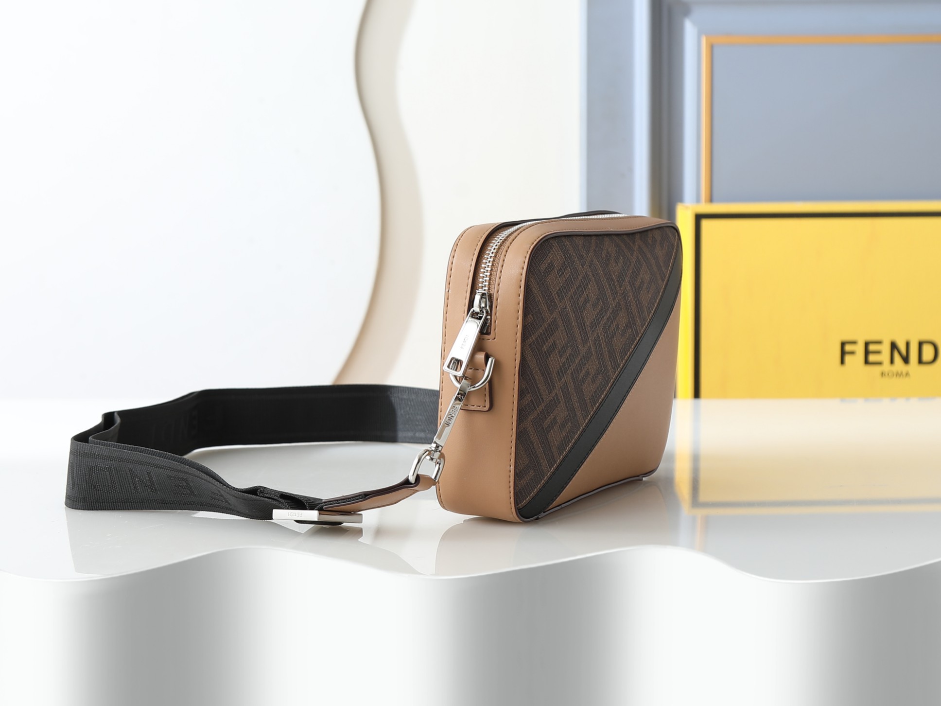 F7M0286 杏色×黒棕色 コンパクトショルダーバッグ