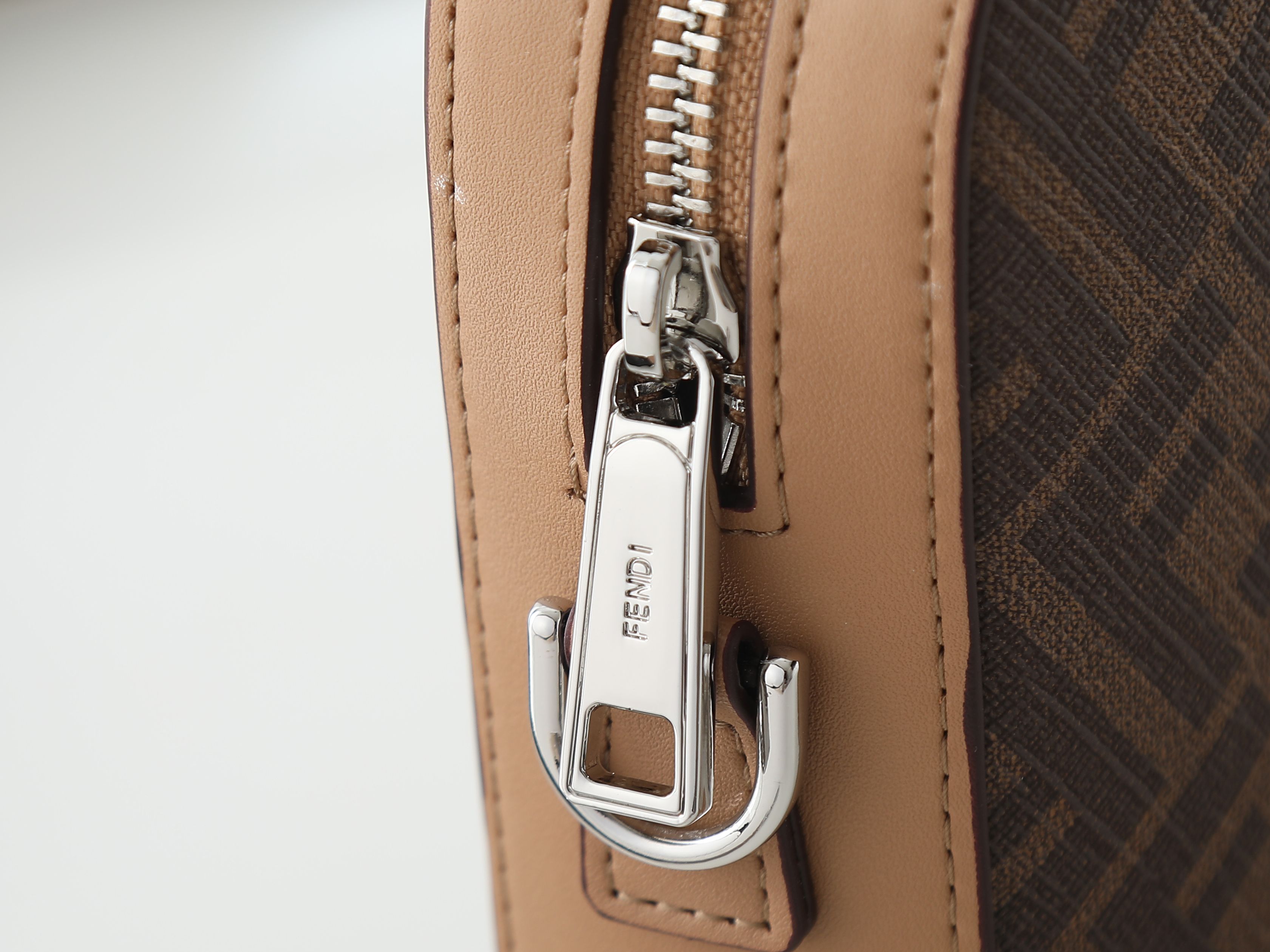 F7M0286 杏色×黒棕色 コンパクトショルダーバッグ