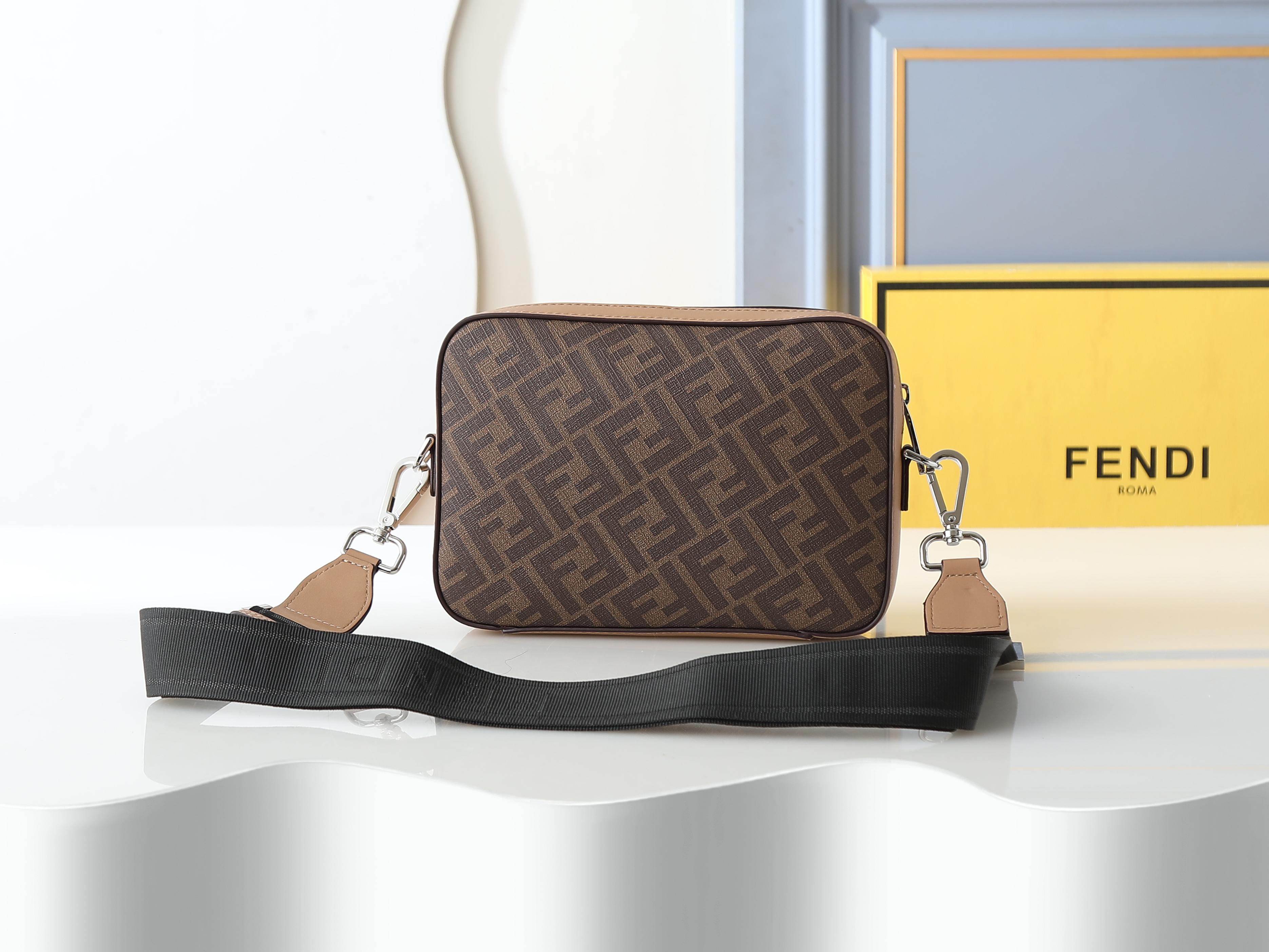 F7M0286 杏色×黒棕色 コンパクトショルダーバッグ