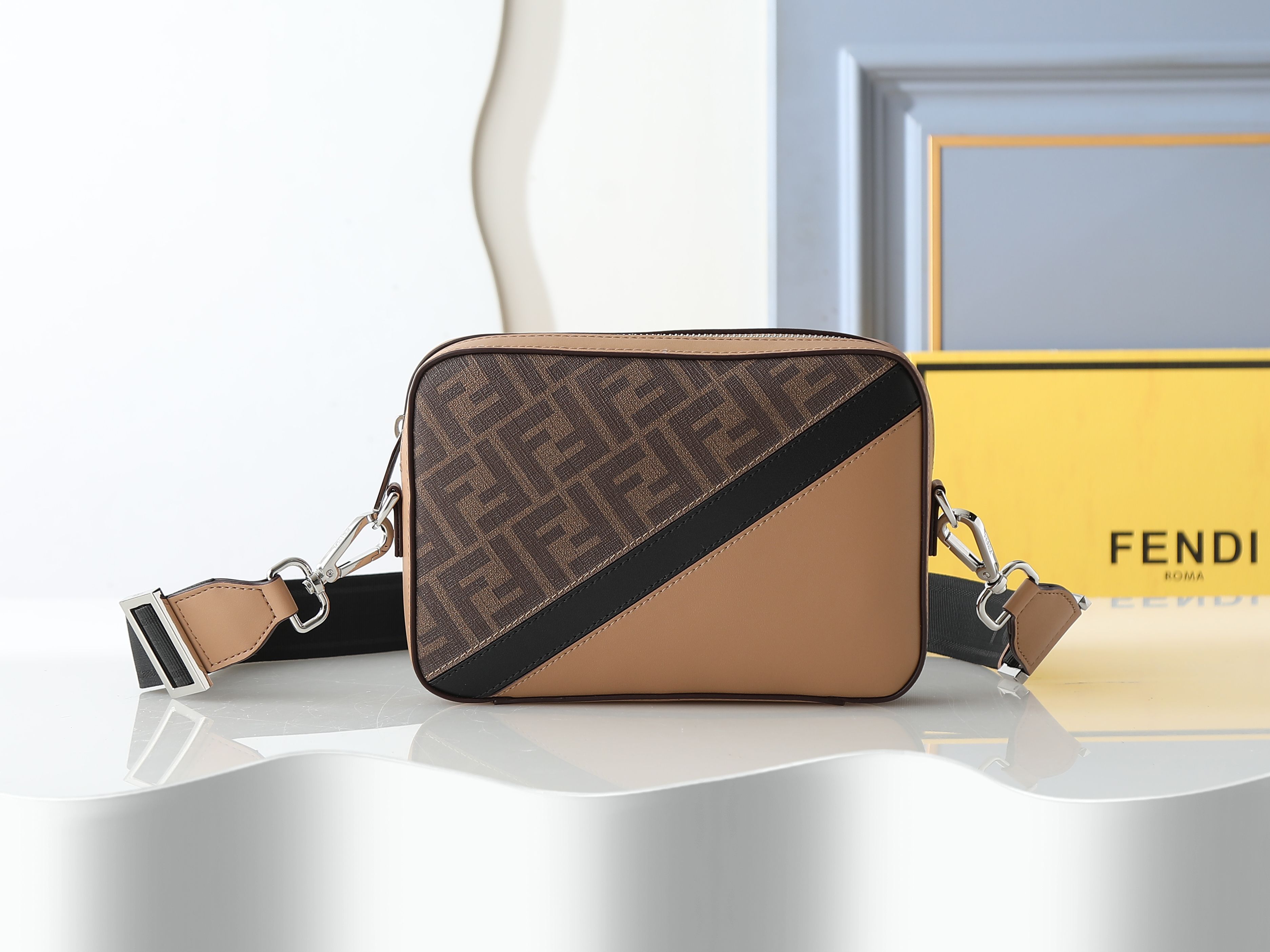 F7M0286 杏色×黒棕色 コンパクトショルダーバッグ