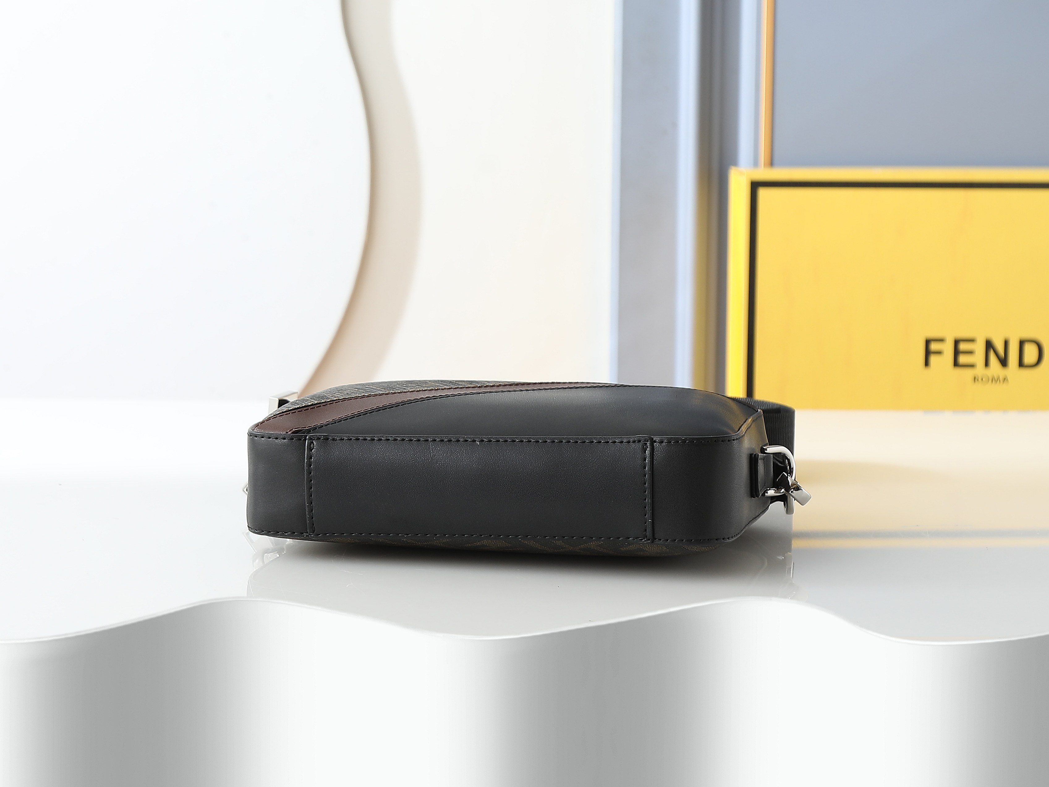 FFデザインのコンパクトカフェブラウンショルダーバッグ