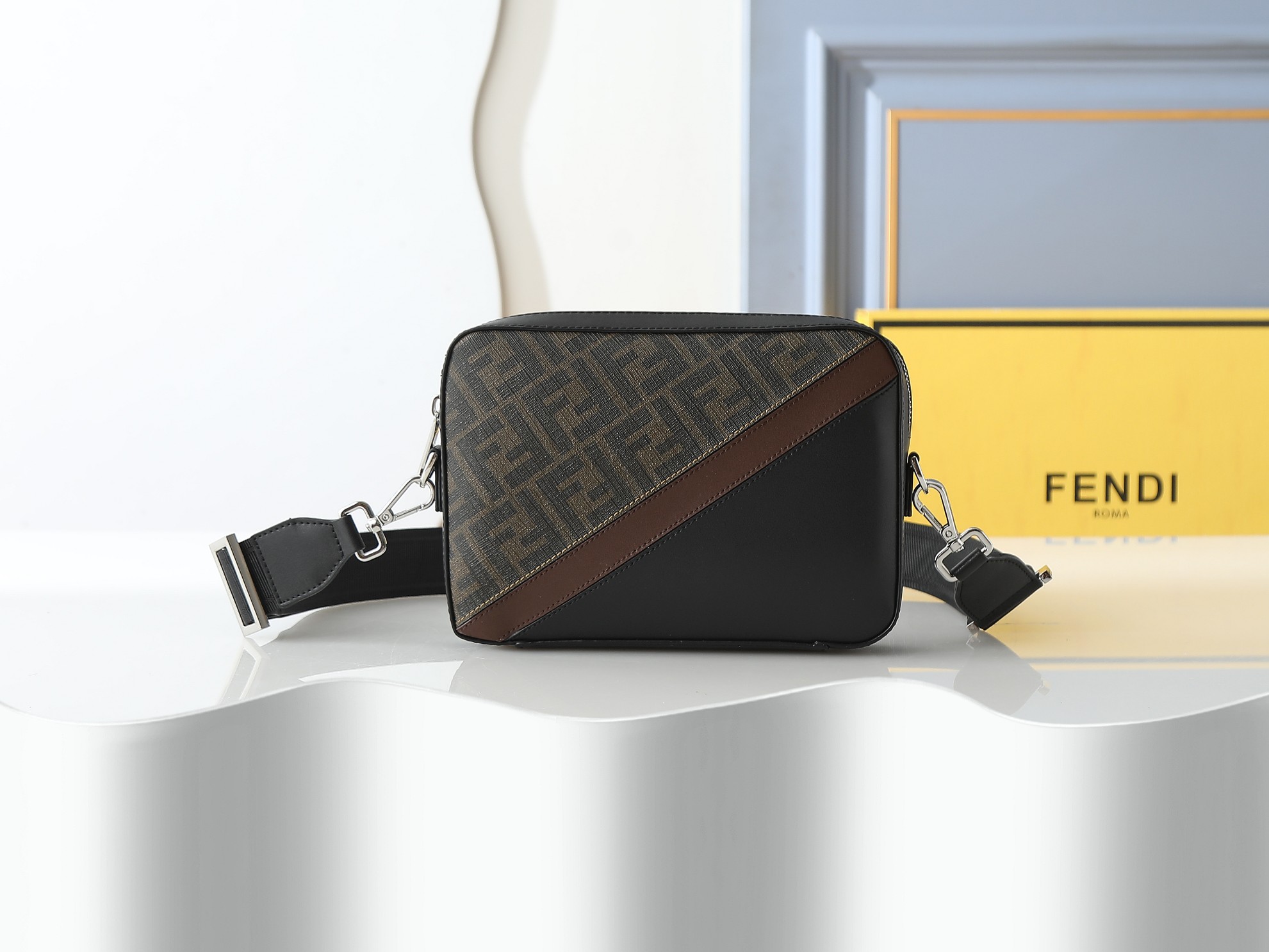 FFデザインのコンパクトカフェブラウンショルダーバッグ