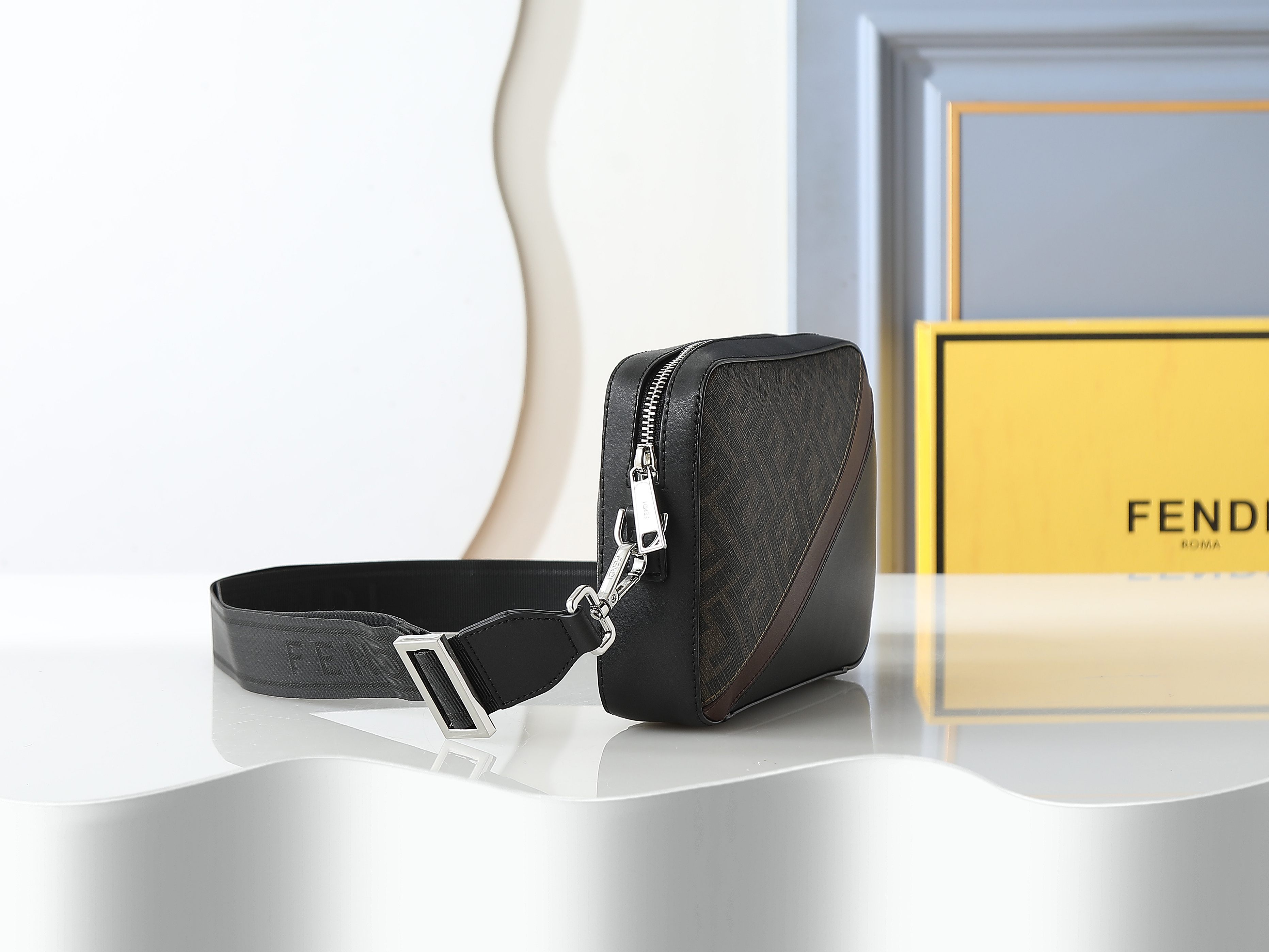 FFデザインのコンパクトカフェブラウンショルダーバッグ