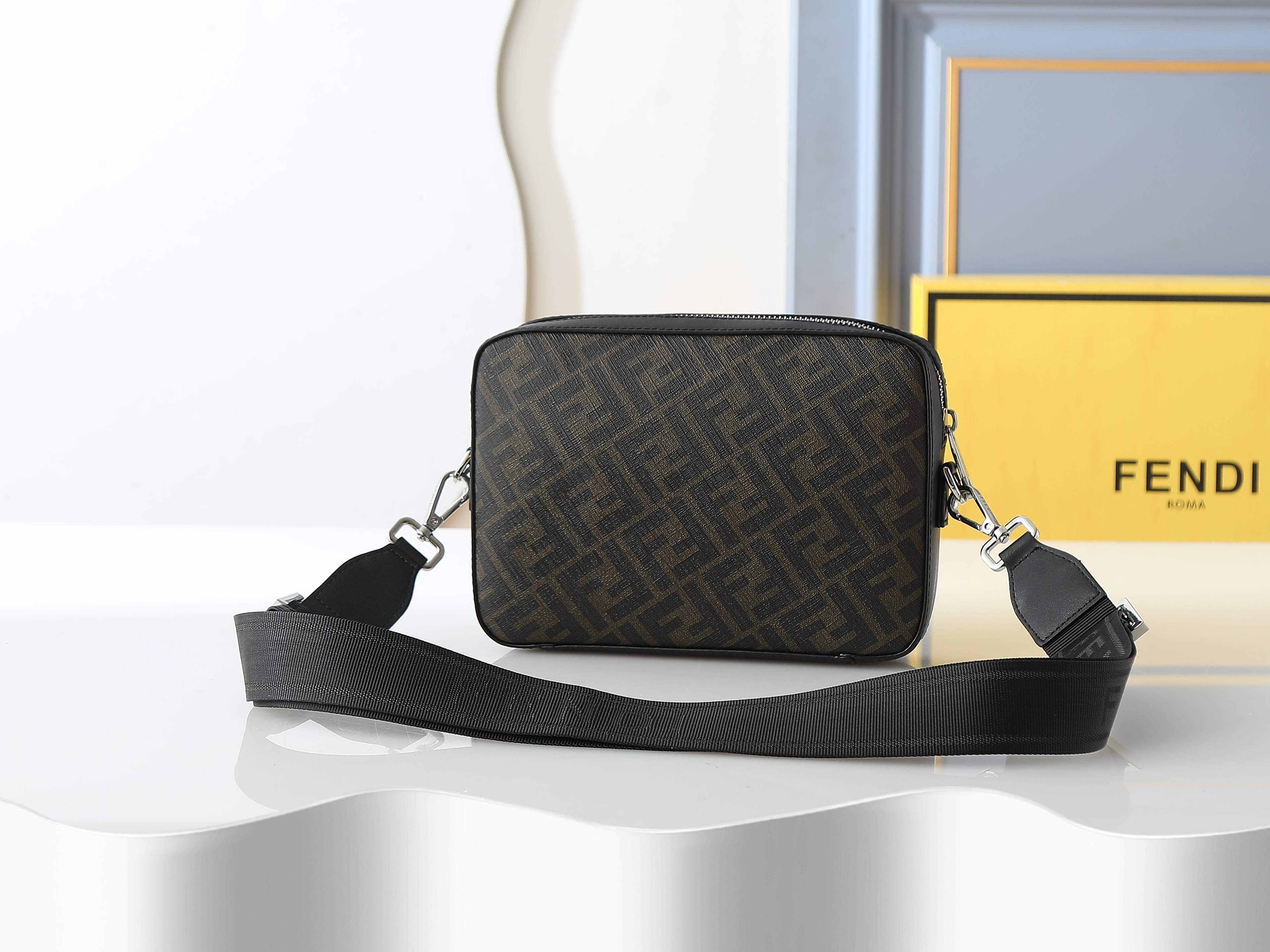 FFデザインのコンパクトカフェブラウンショルダーバッグ