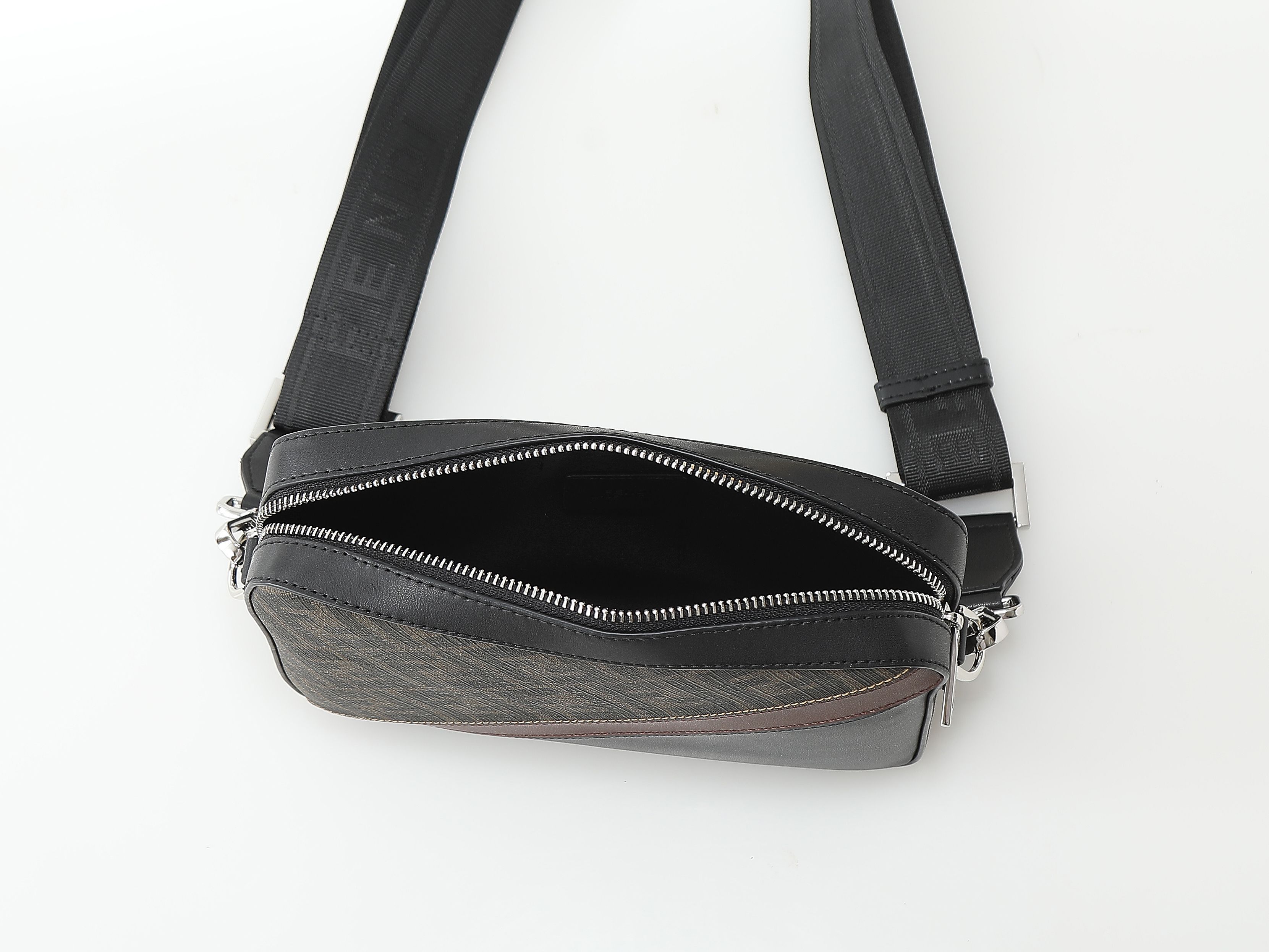 FFデザインのコンパクトカフェブラウンショルダーバッグ