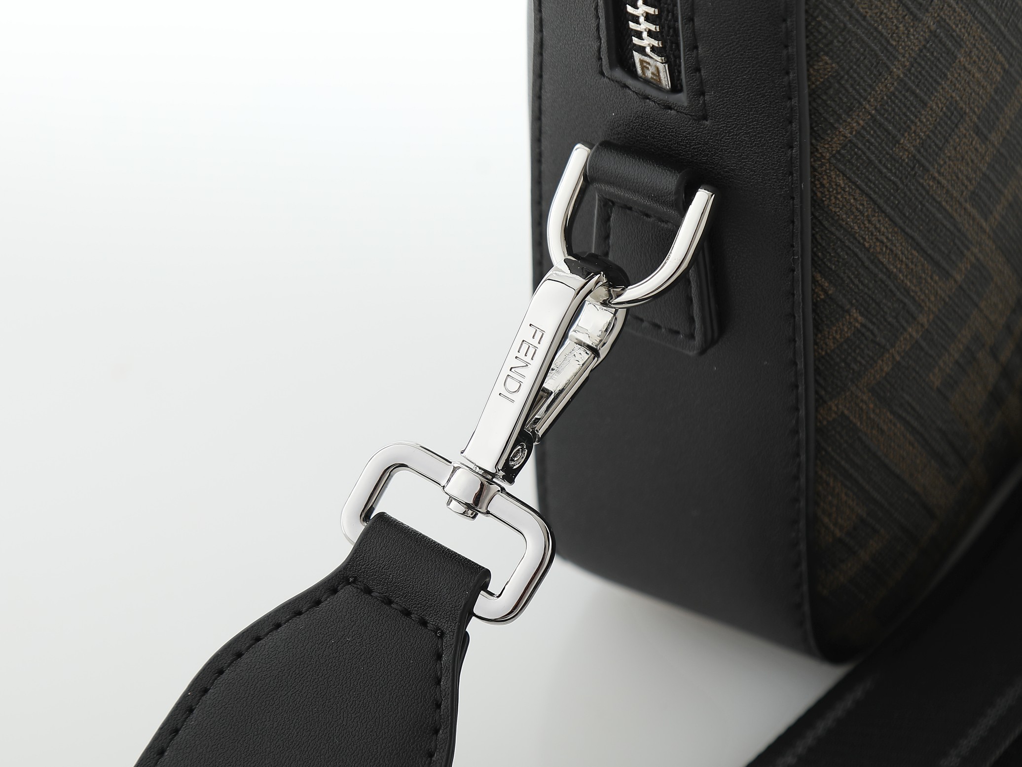 FFデザインのコンパクトカフェブラウンショルダーバッグ