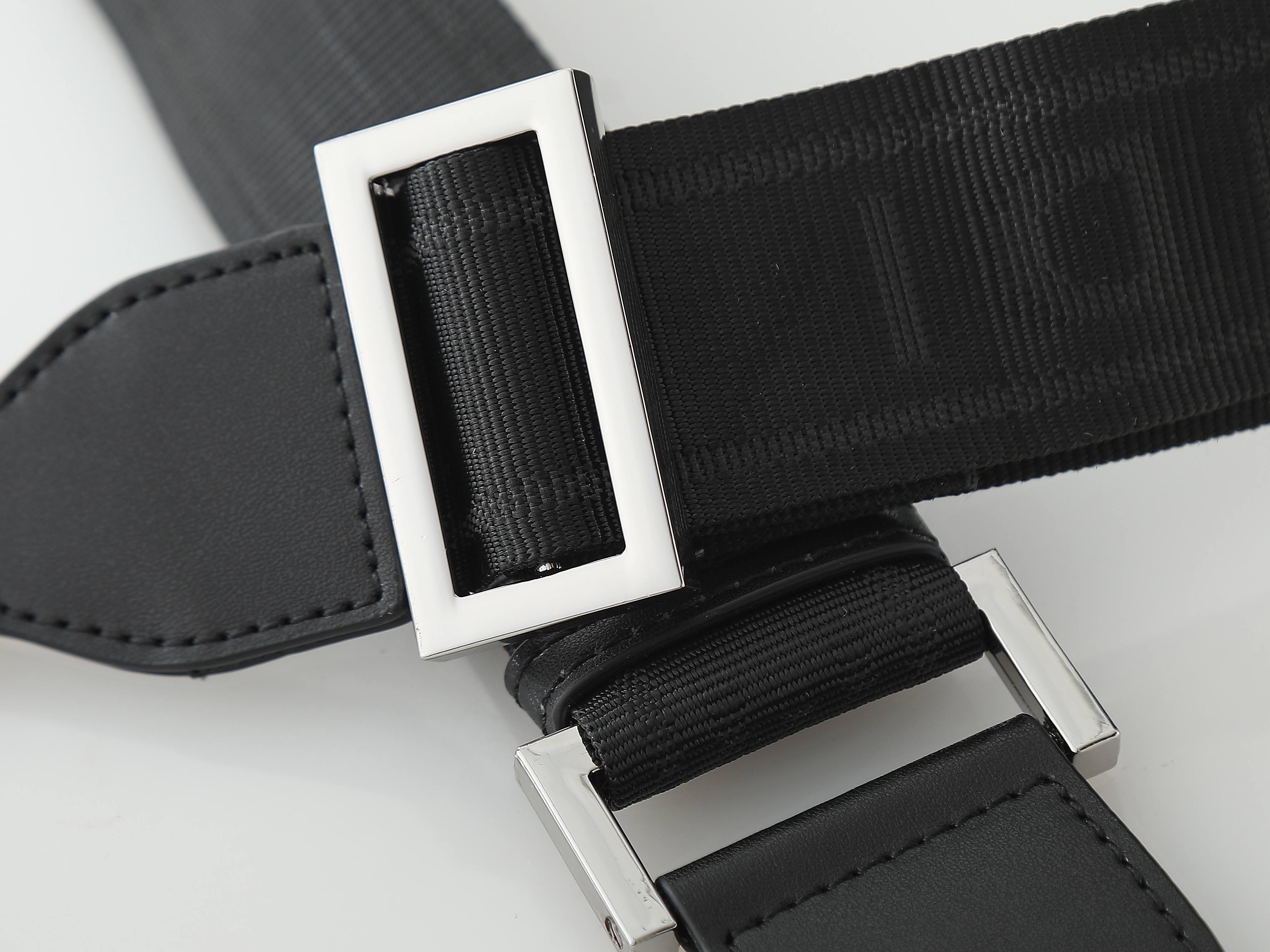 FFデザインのコンパクトカフェブラウンショルダーバッグ