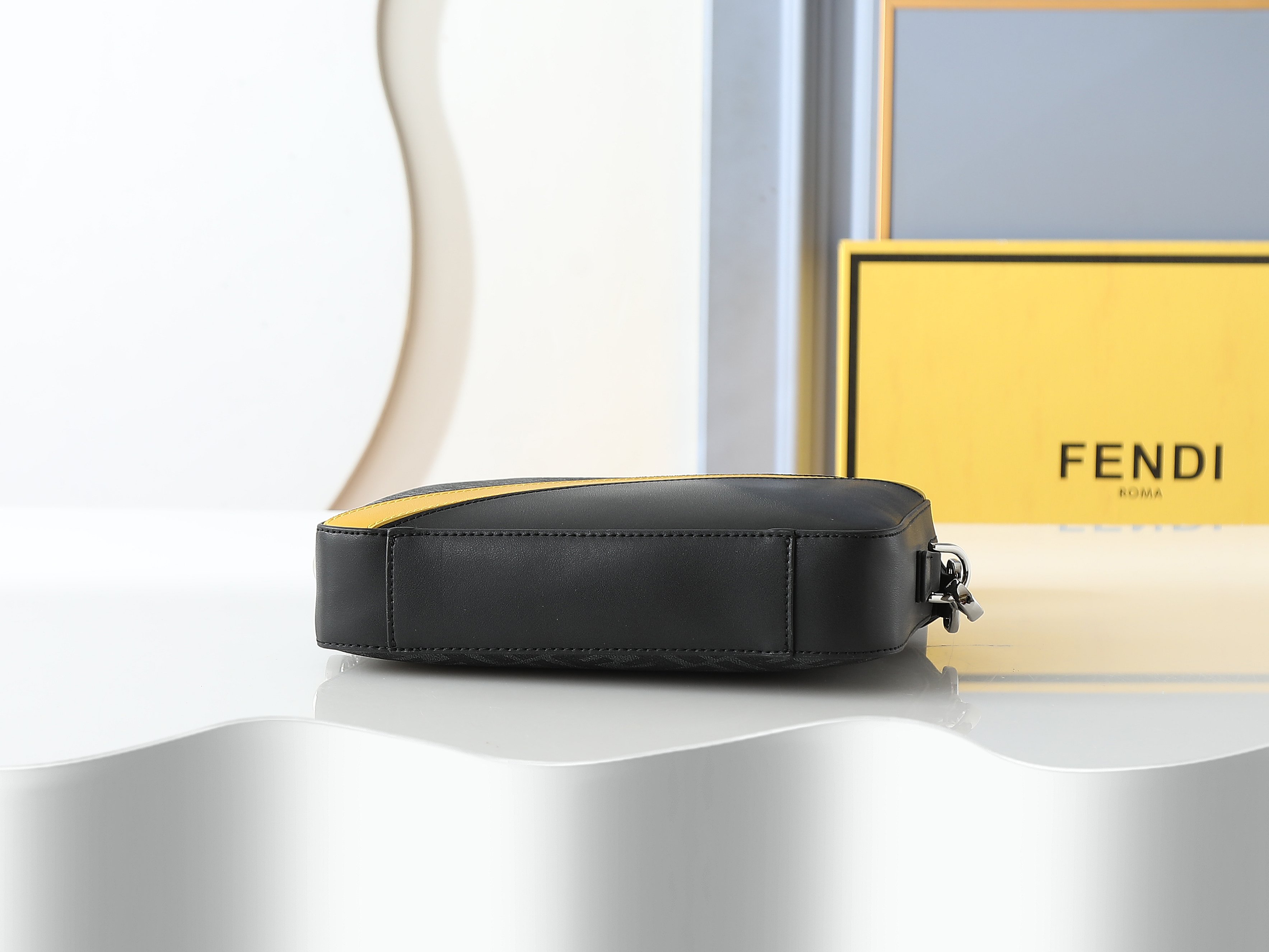 FFデザインのコンパクトな黒と黄の斜め掛けバッグ