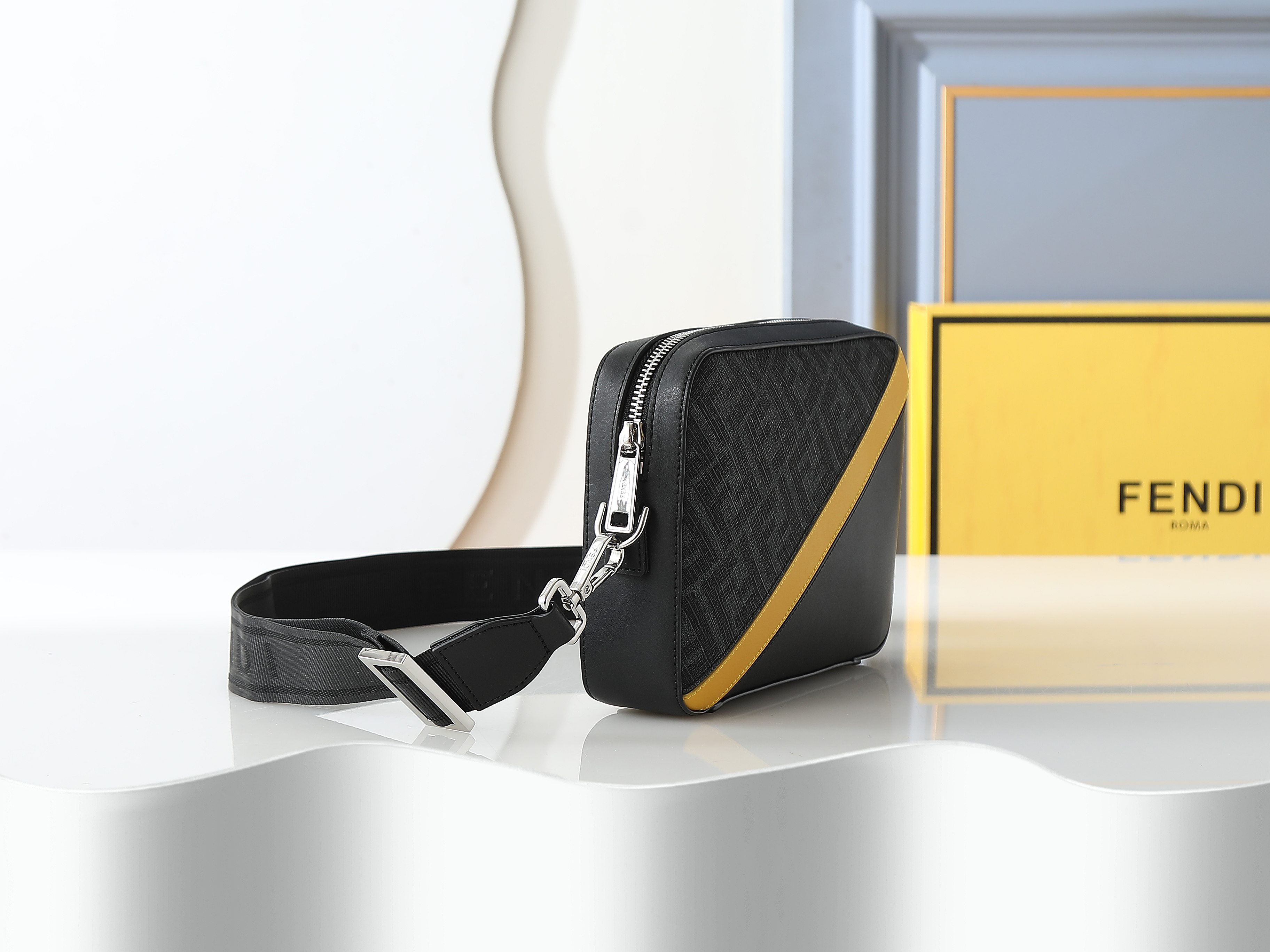 FFデザインのコンパクトな黒と黄の斜め掛けバッグ