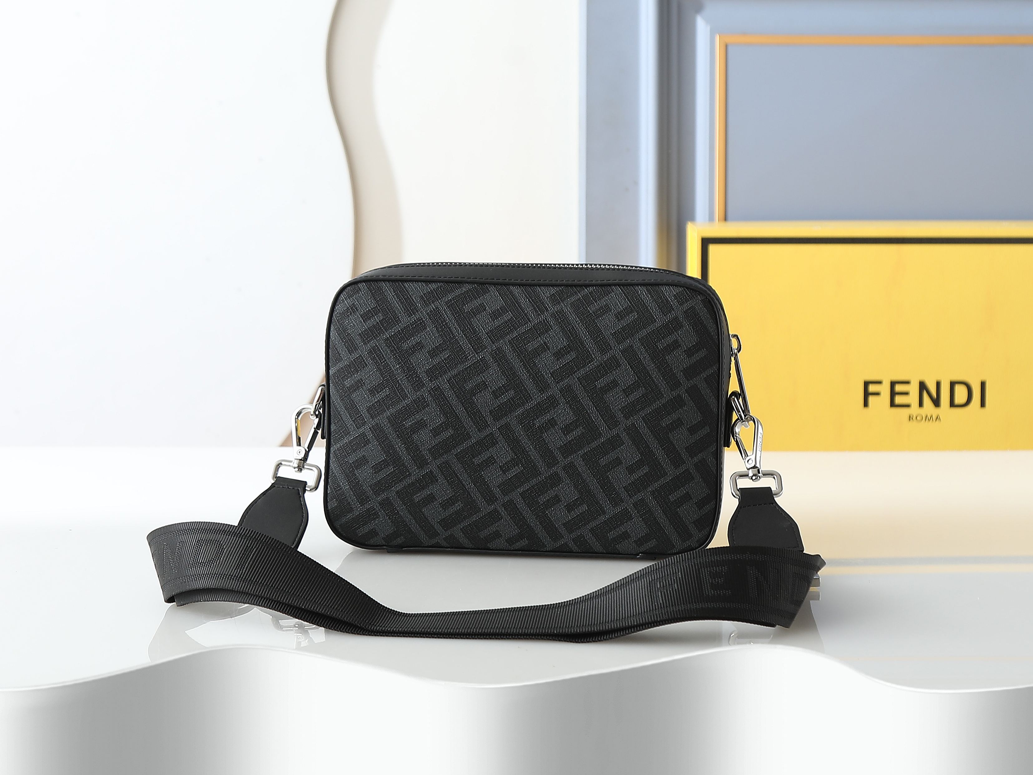 FFデザインのコンパクトな黒と黄の斜め掛けバッグ