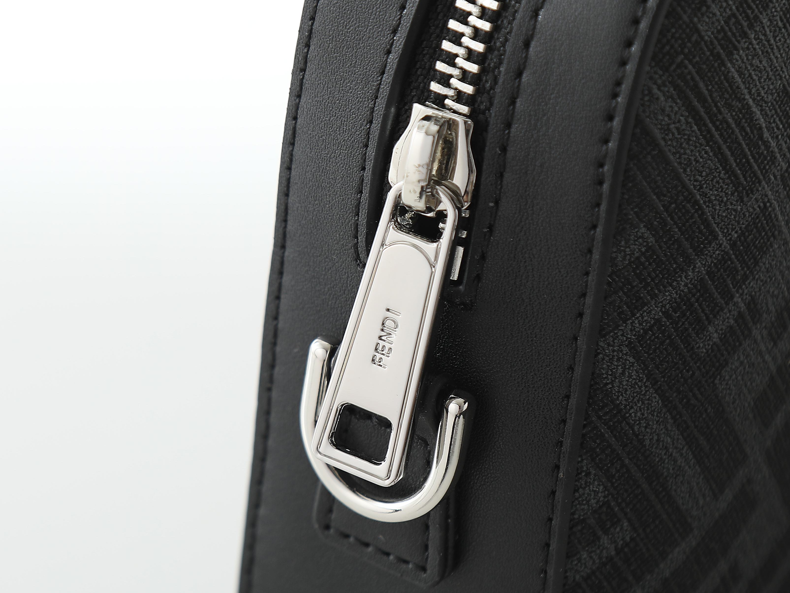 FFデザインのコンパクトな黒と黄の斜め掛けバッグ