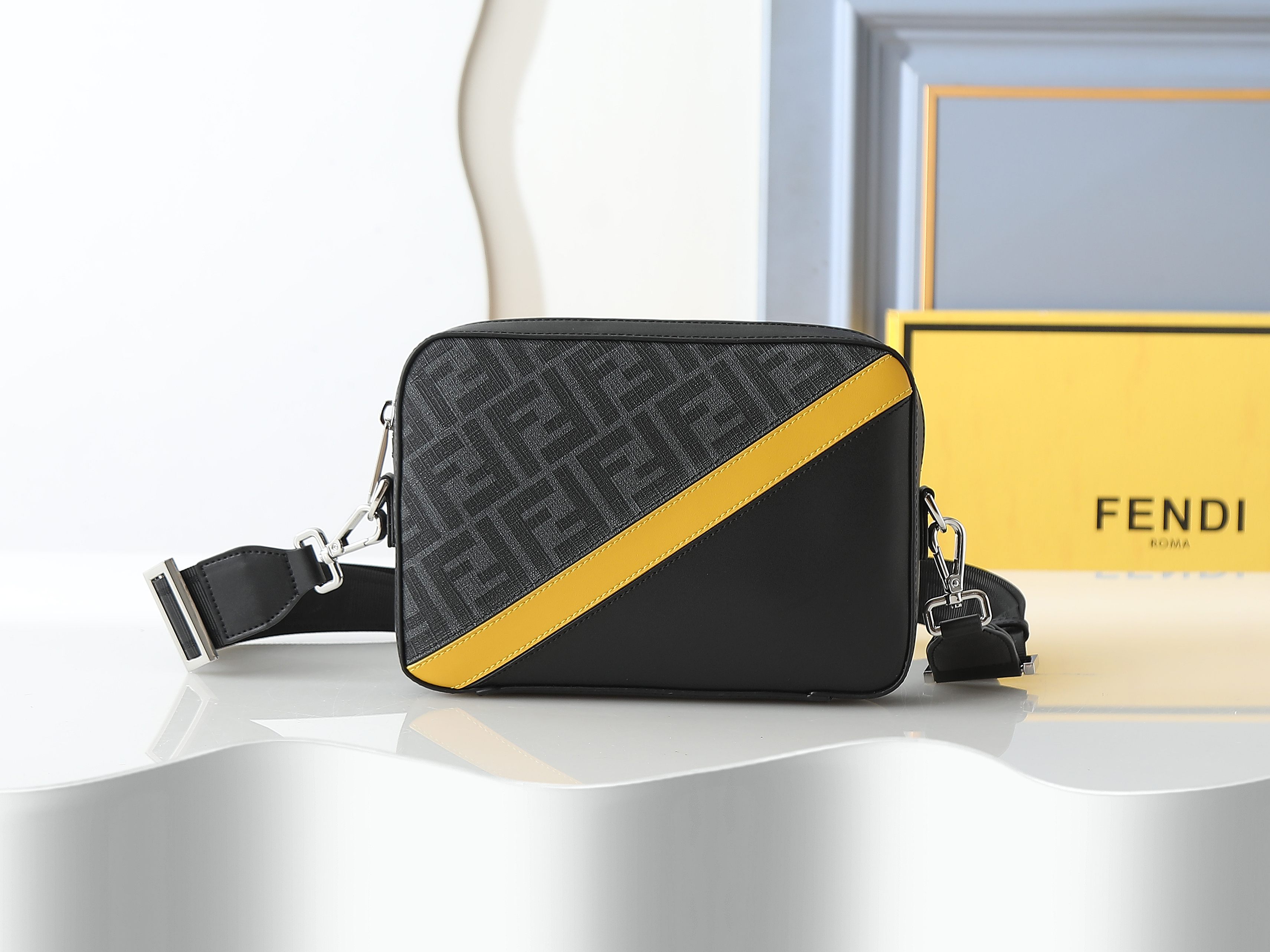 FFデザインのコンパクトな黒と黄の斜め掛けバッグ