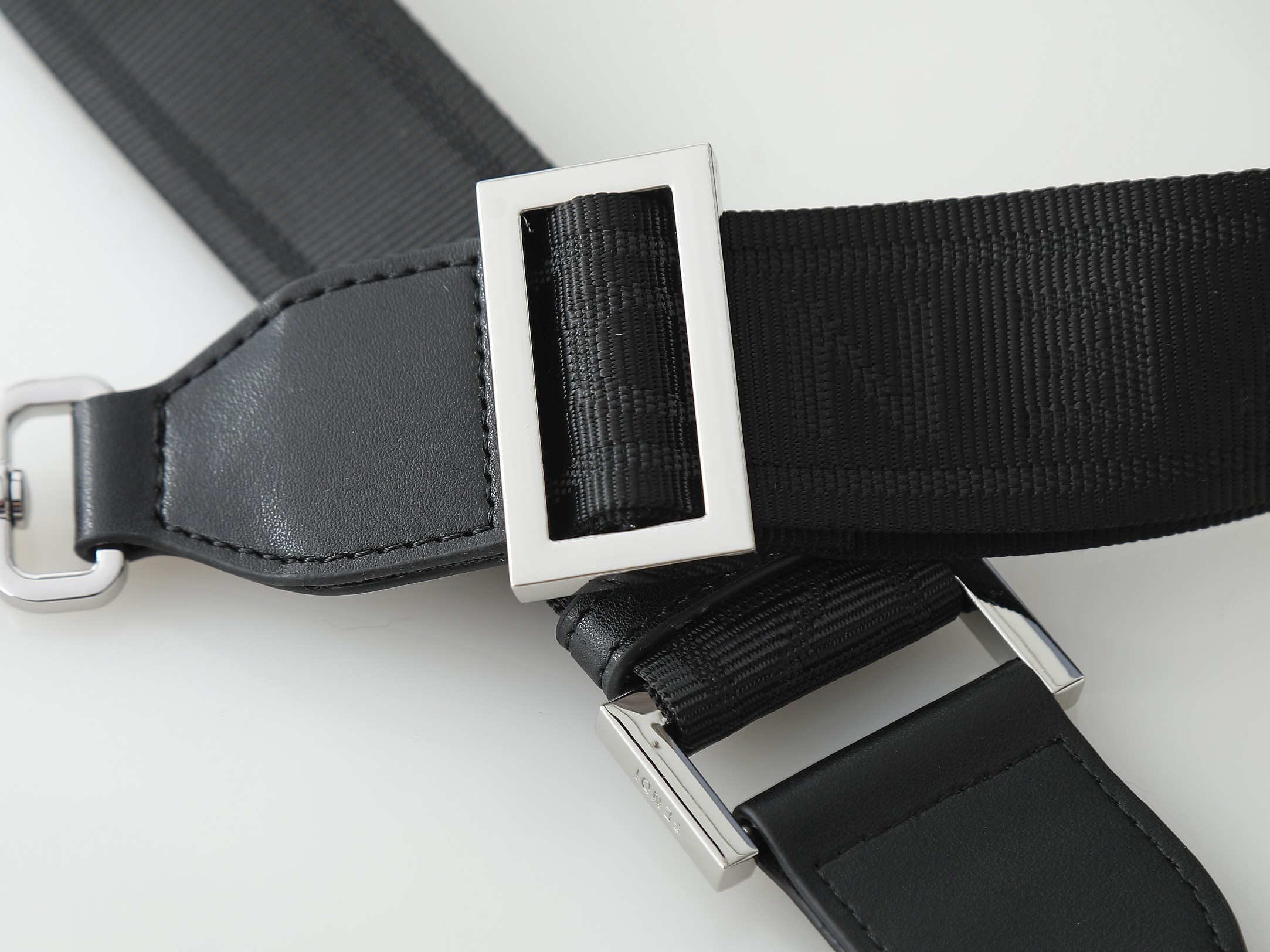 FFデザインのコンパクトな黒と黄の斜め掛けバッグ