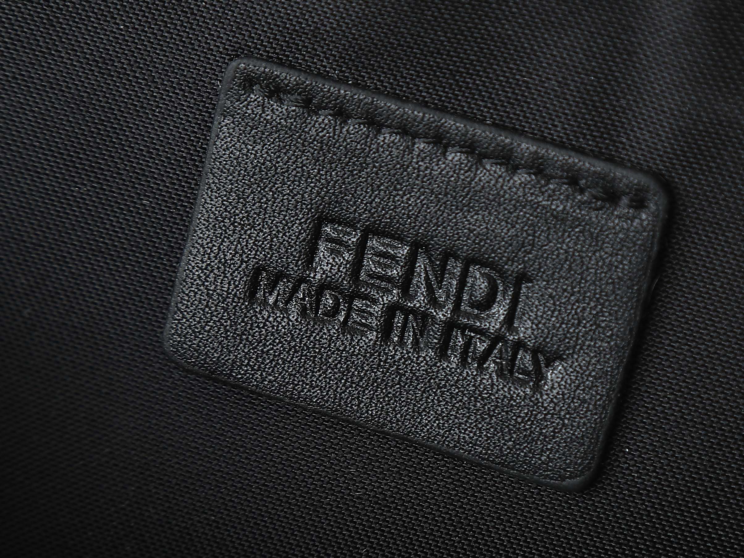 FFデザインのコンパクトな黒と黄の斜め掛けバッグ