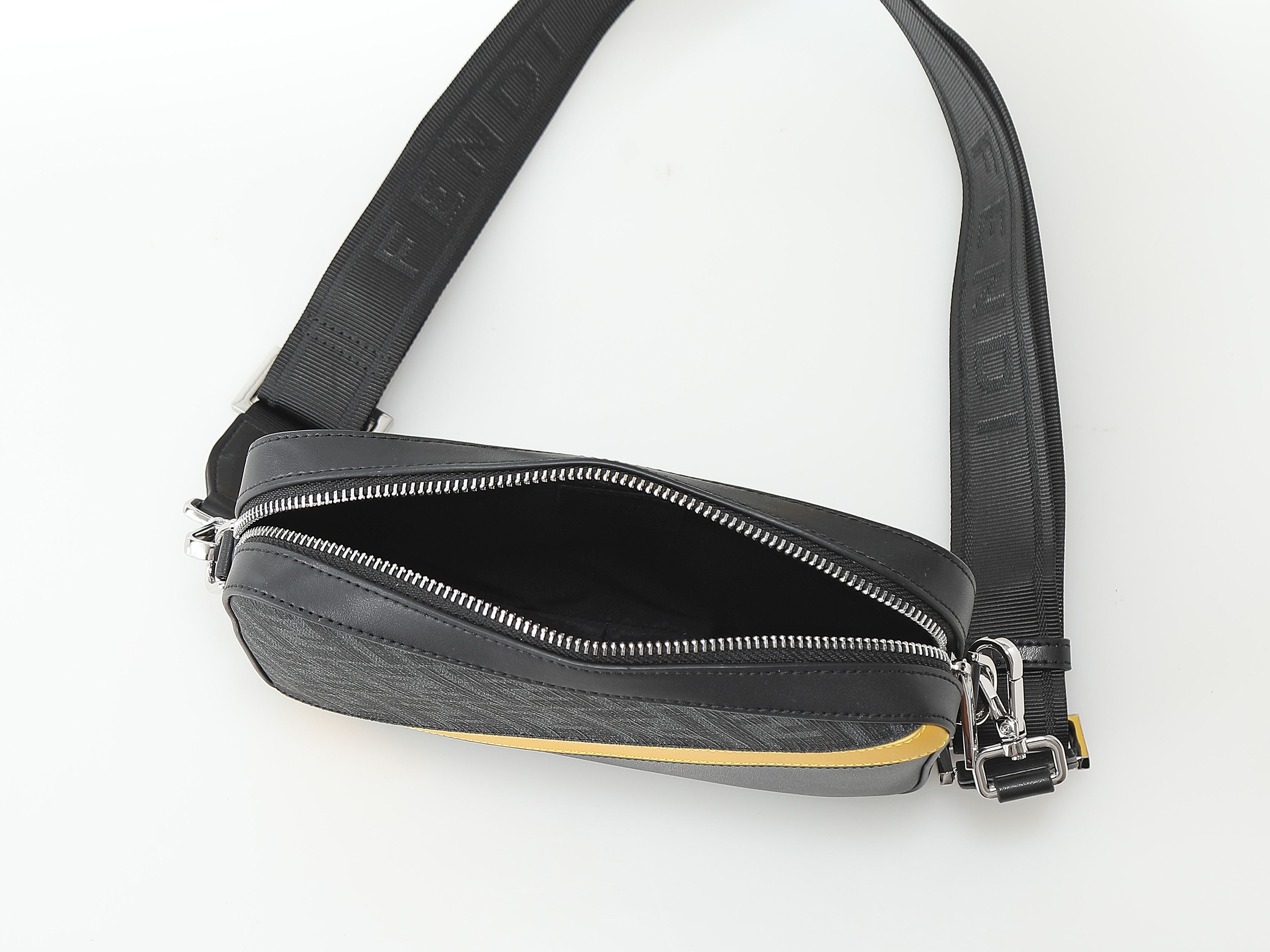 FFデザインのコンパクトな黒と黄の斜め掛けバッグ