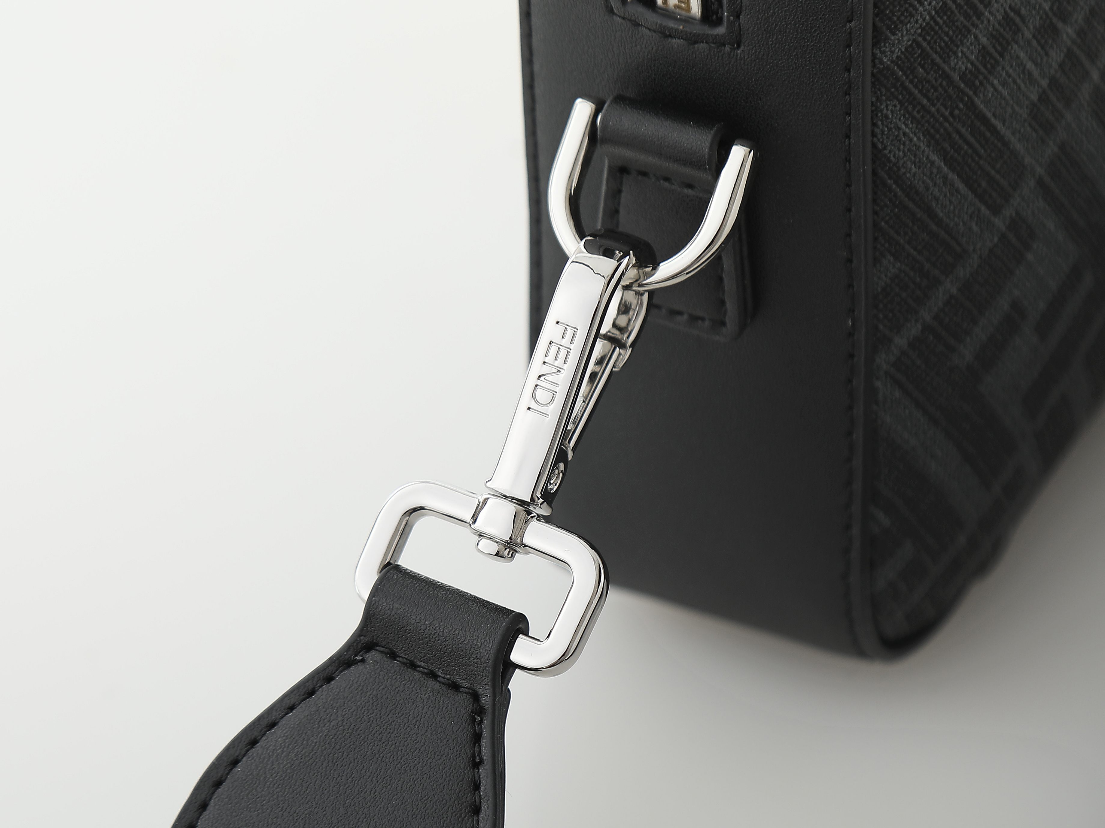 FFデザインのコンパクトな黒と黄の斜め掛けバッグ