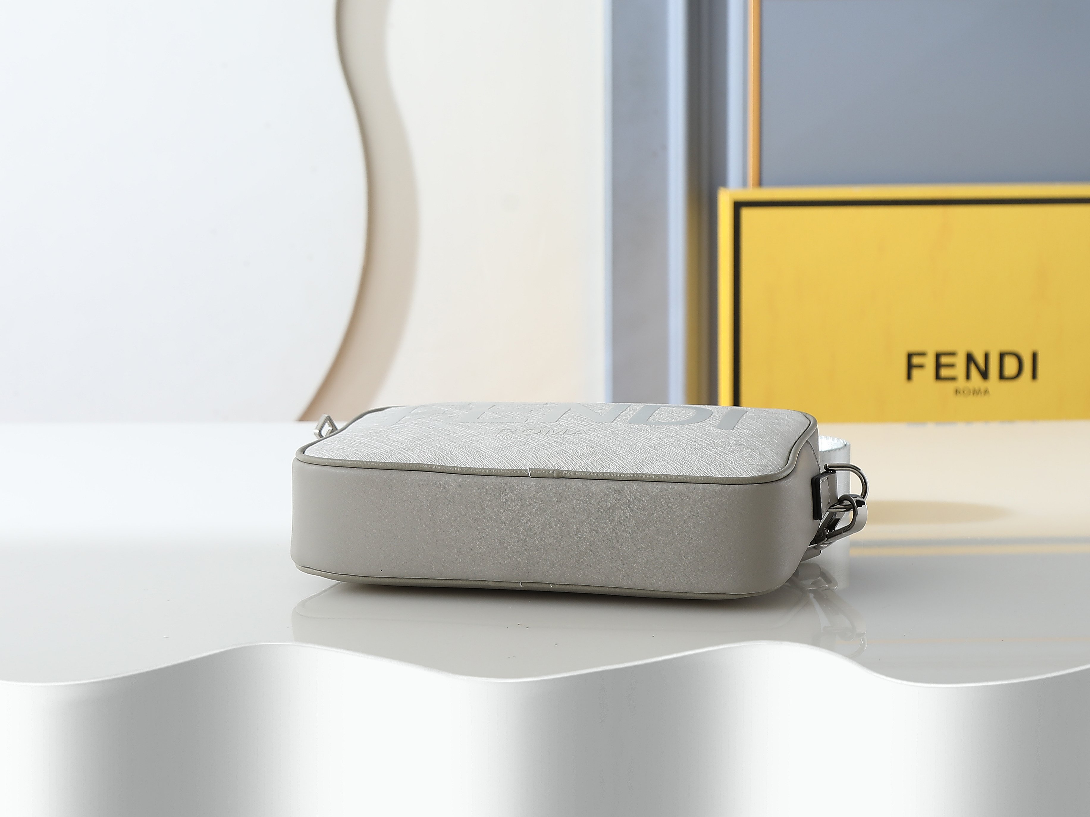 FFデザインの白色コンパクト単肩バッグ