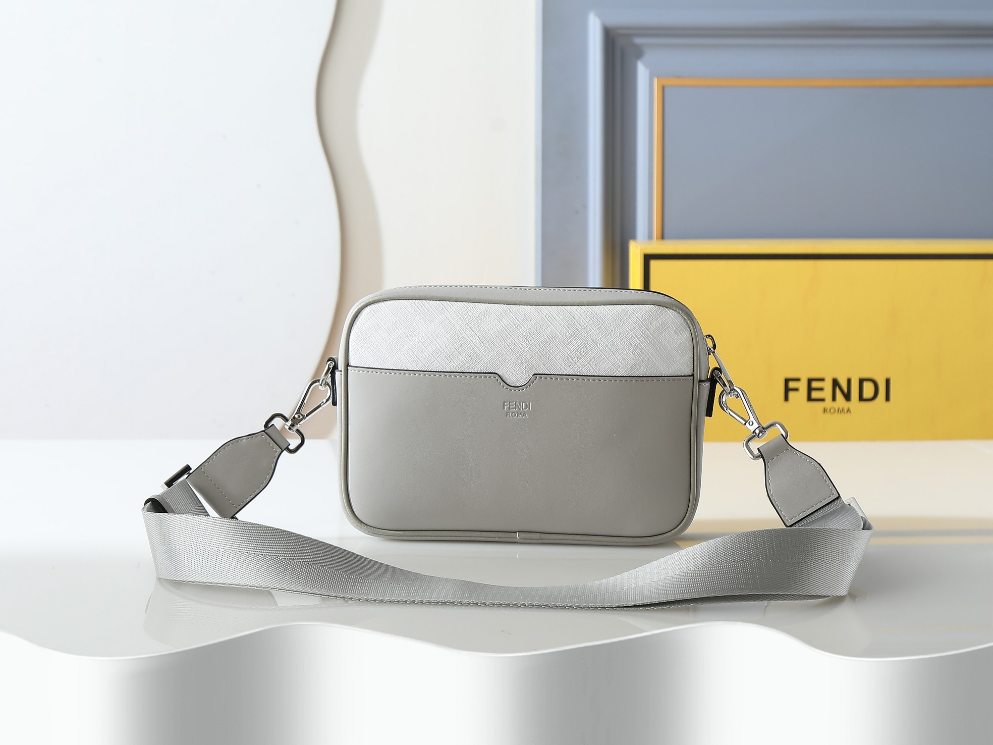 FFデザインの白色コンパクト単肩バッグ