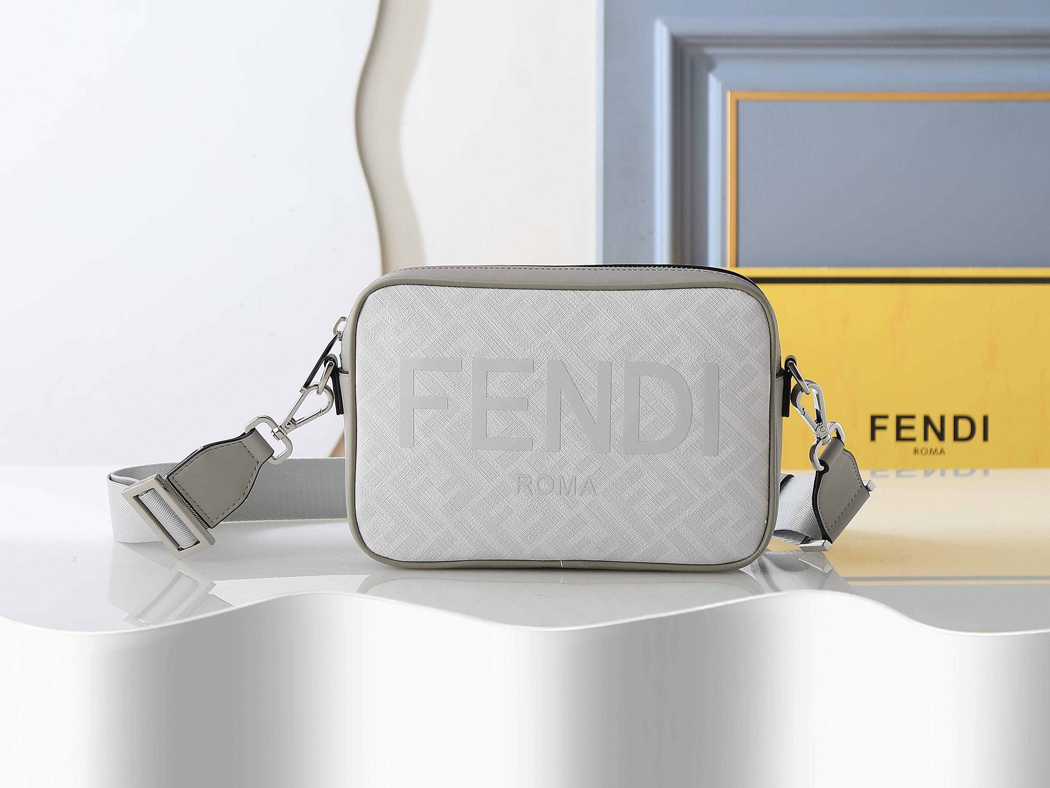 FFデザインの白色コンパクト単肩バッグ