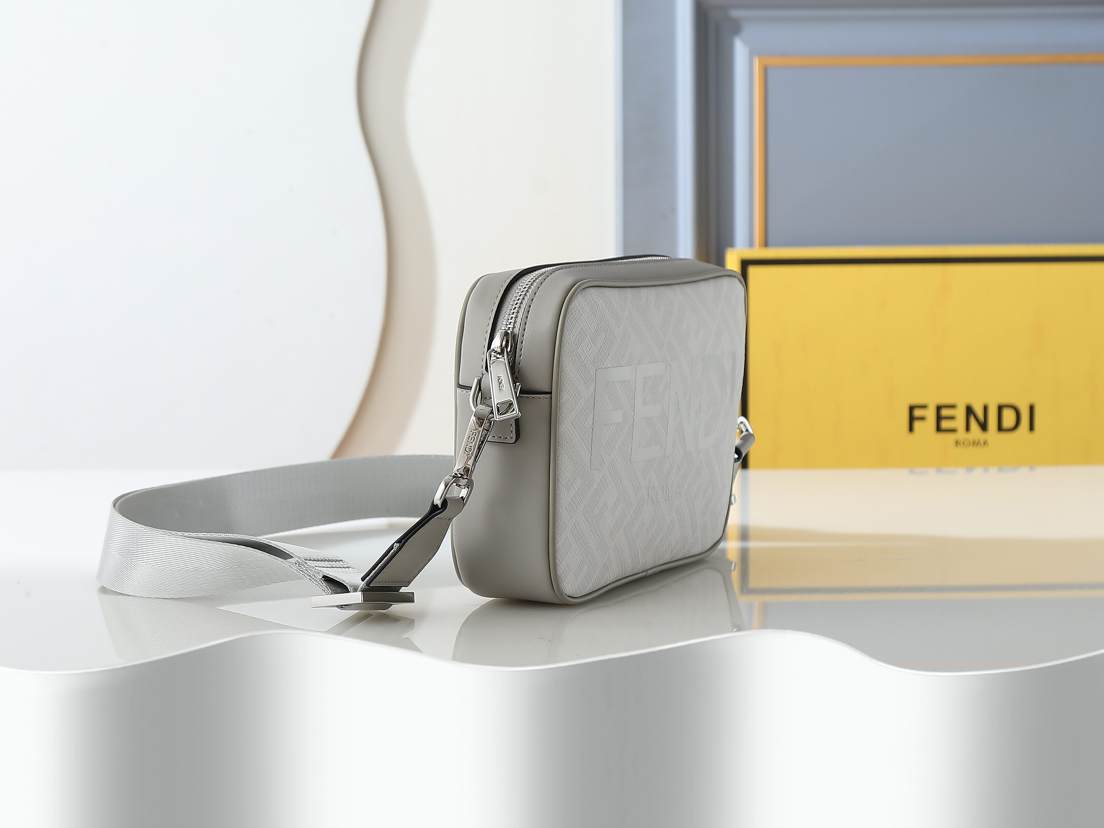 FFデザインの白色コンパクト単肩バッグ