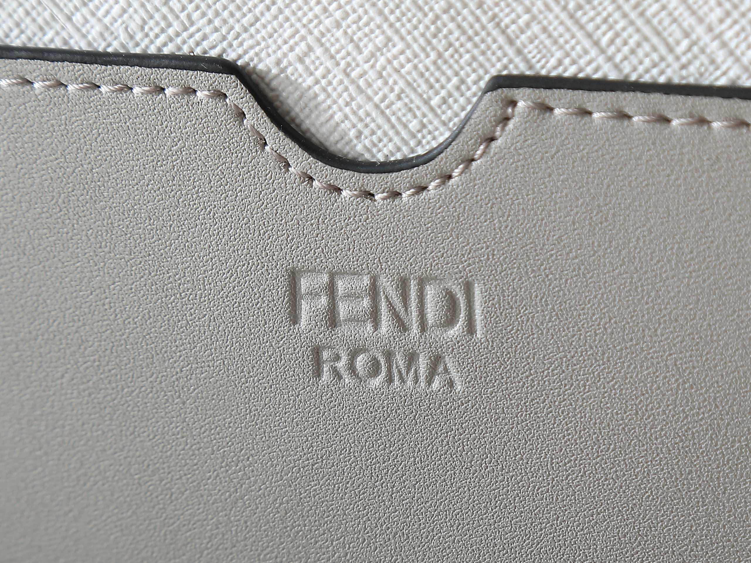 FFデザインの白色コンパクト単肩バッグ