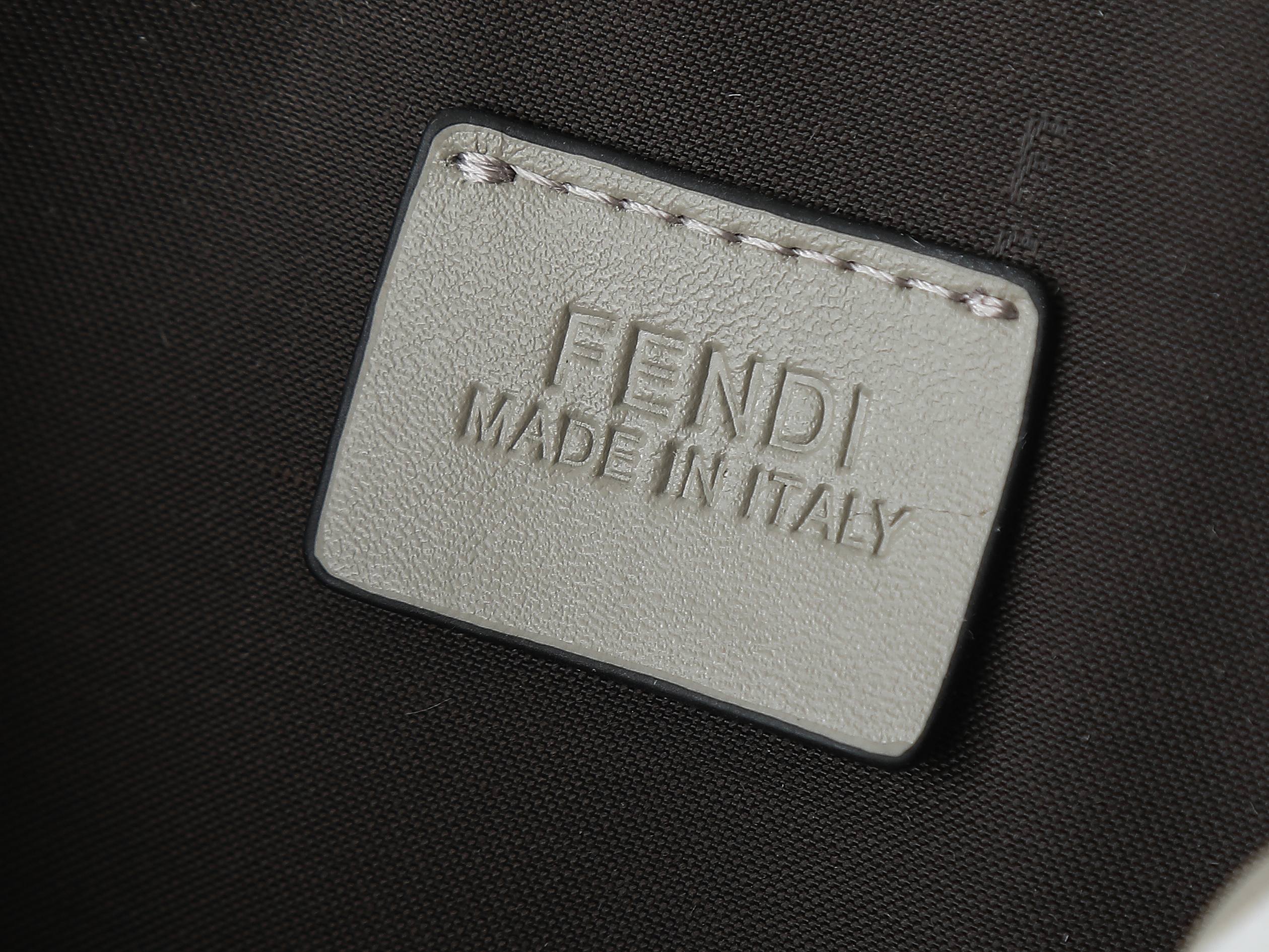 FFデザインの白色コンパクト単肩バッグ