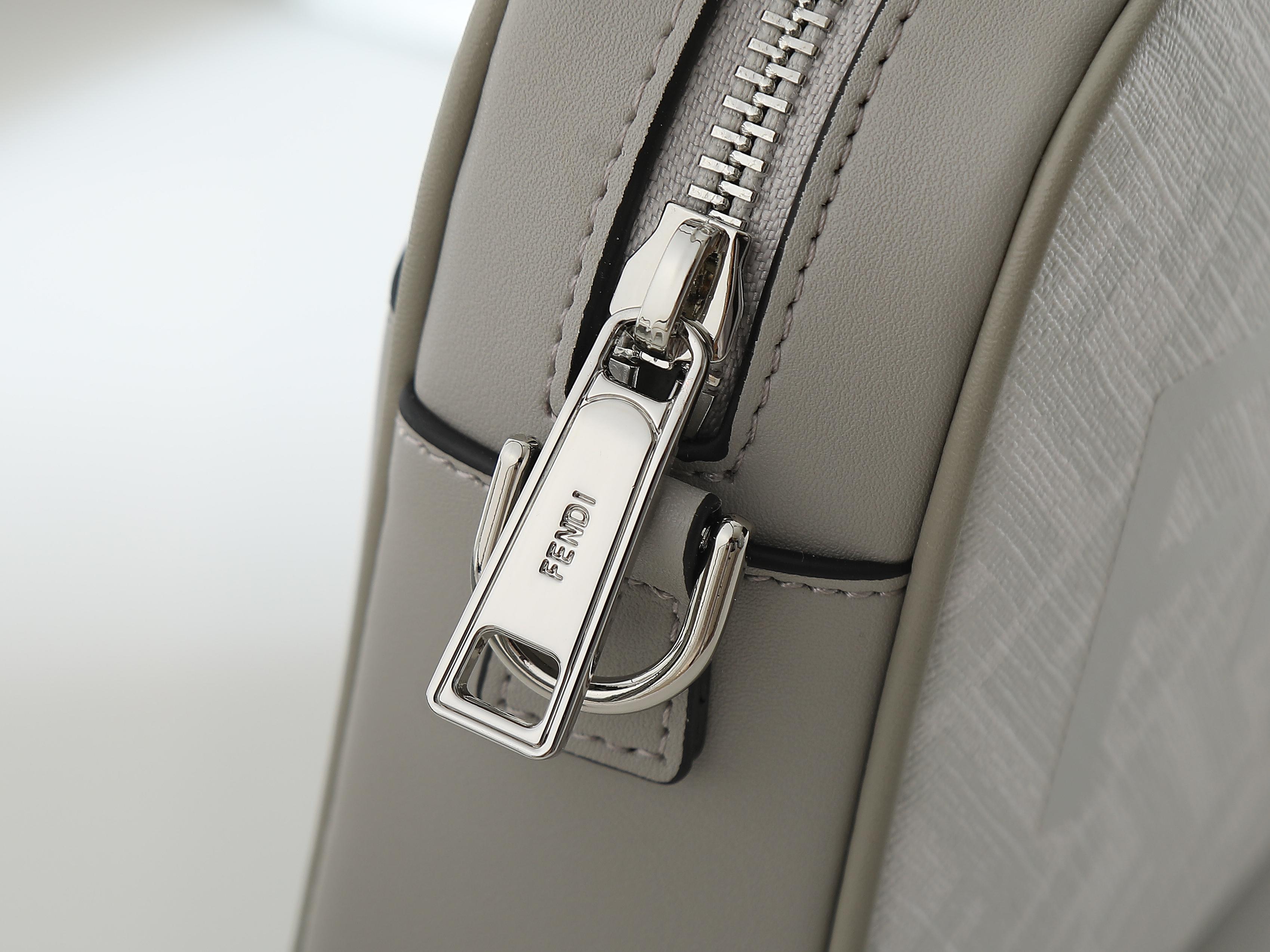 FFデザインの白色コンパクト単肩バッグ