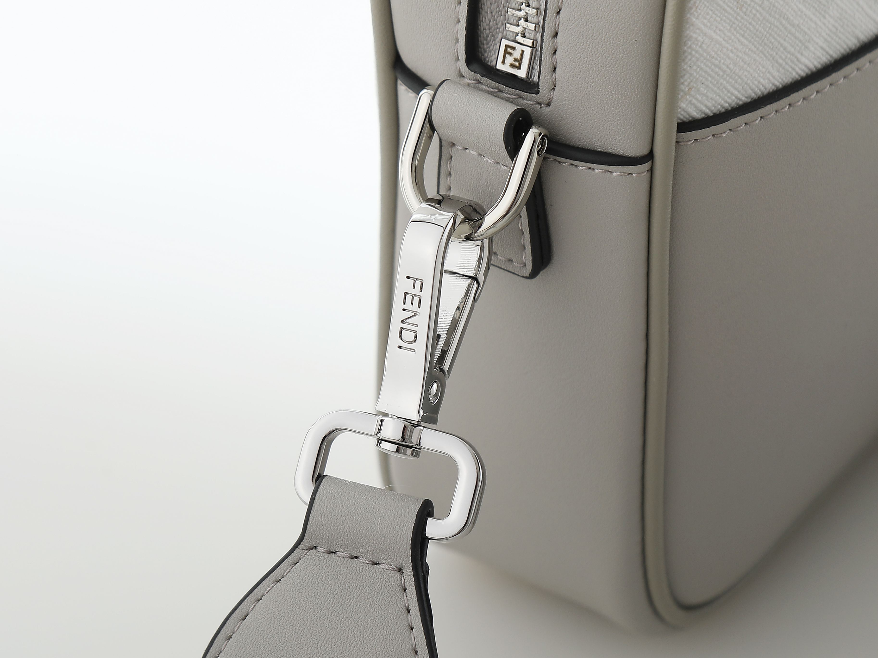 FFデザインの白色コンパクト単肩バッグ