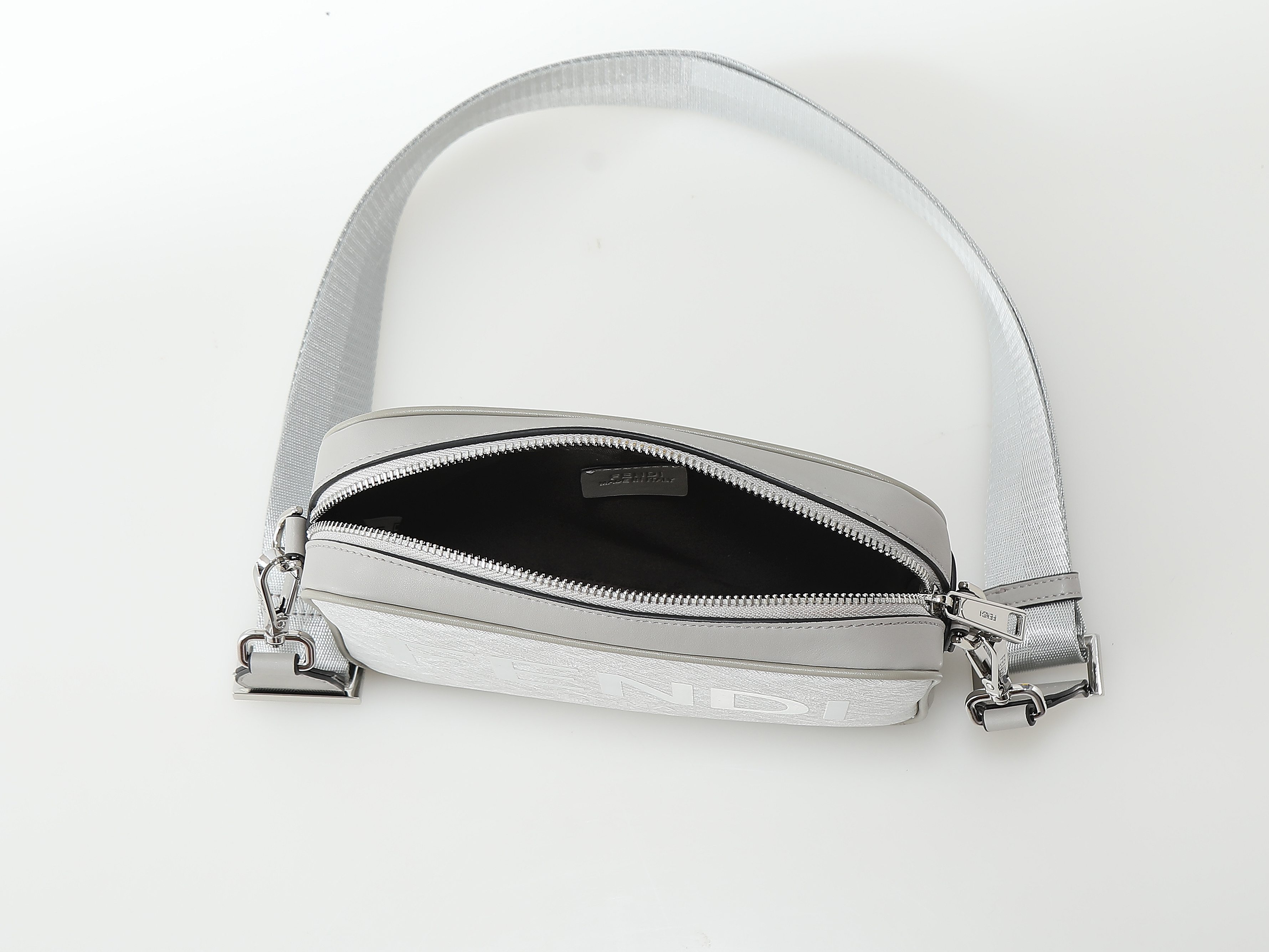 FFデザインの白色コンパクト単肩バッグ