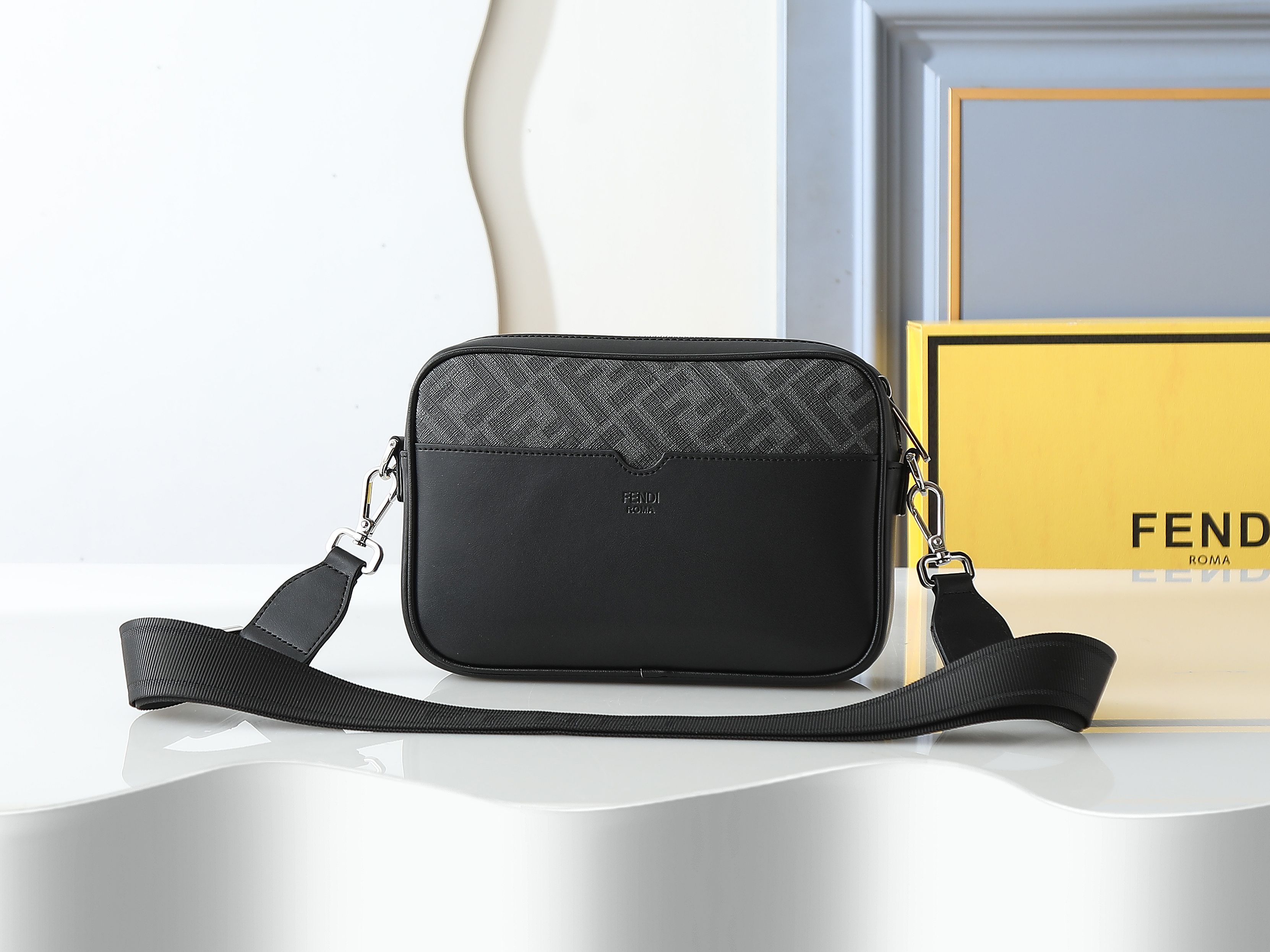 F7M0286 ブラックフラワーシルクプリント コンパクトショルダーバッグ