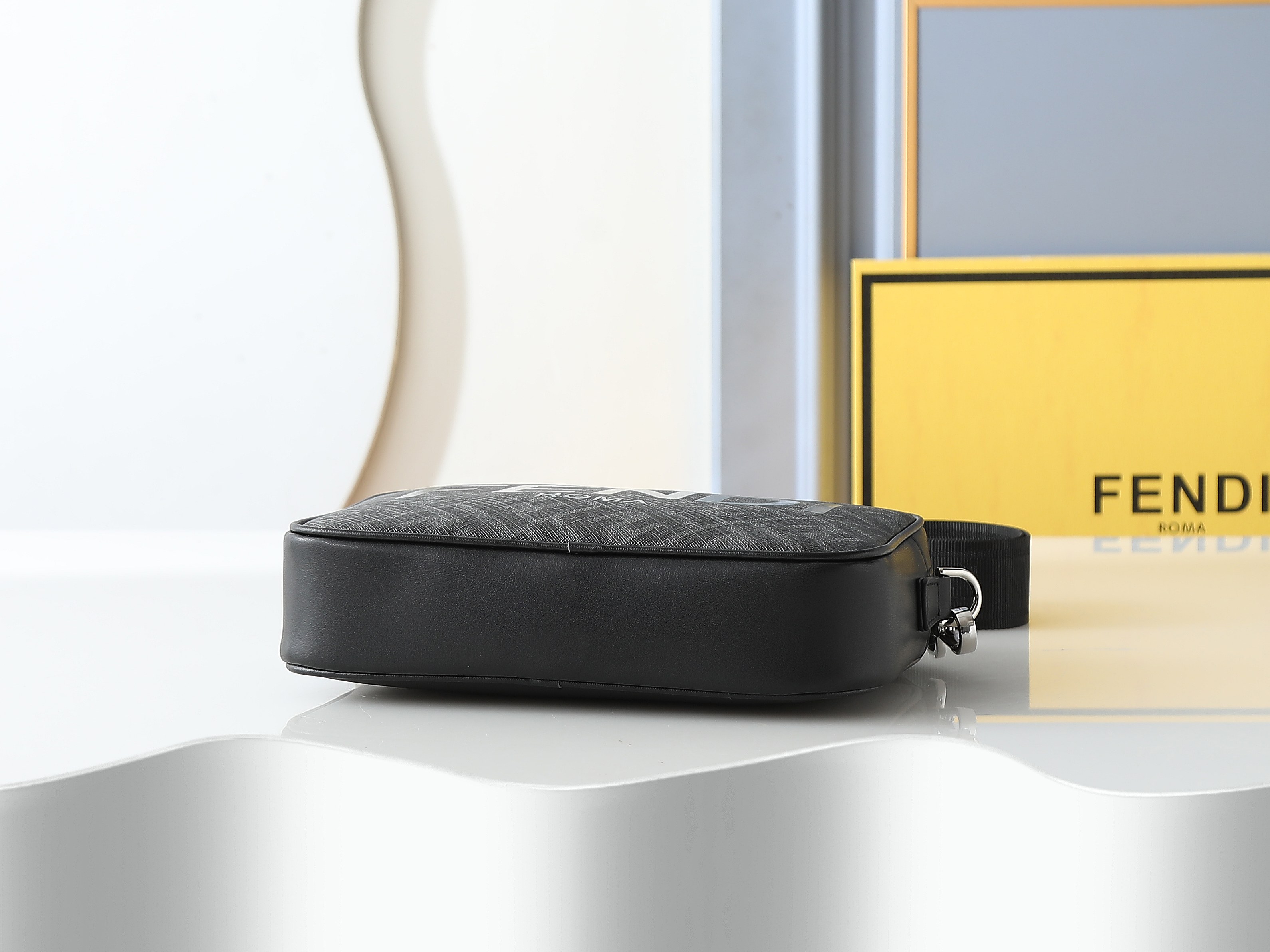 F7M0286 ブラックフラワーシルクプリント コンパクトショルダーバッグ