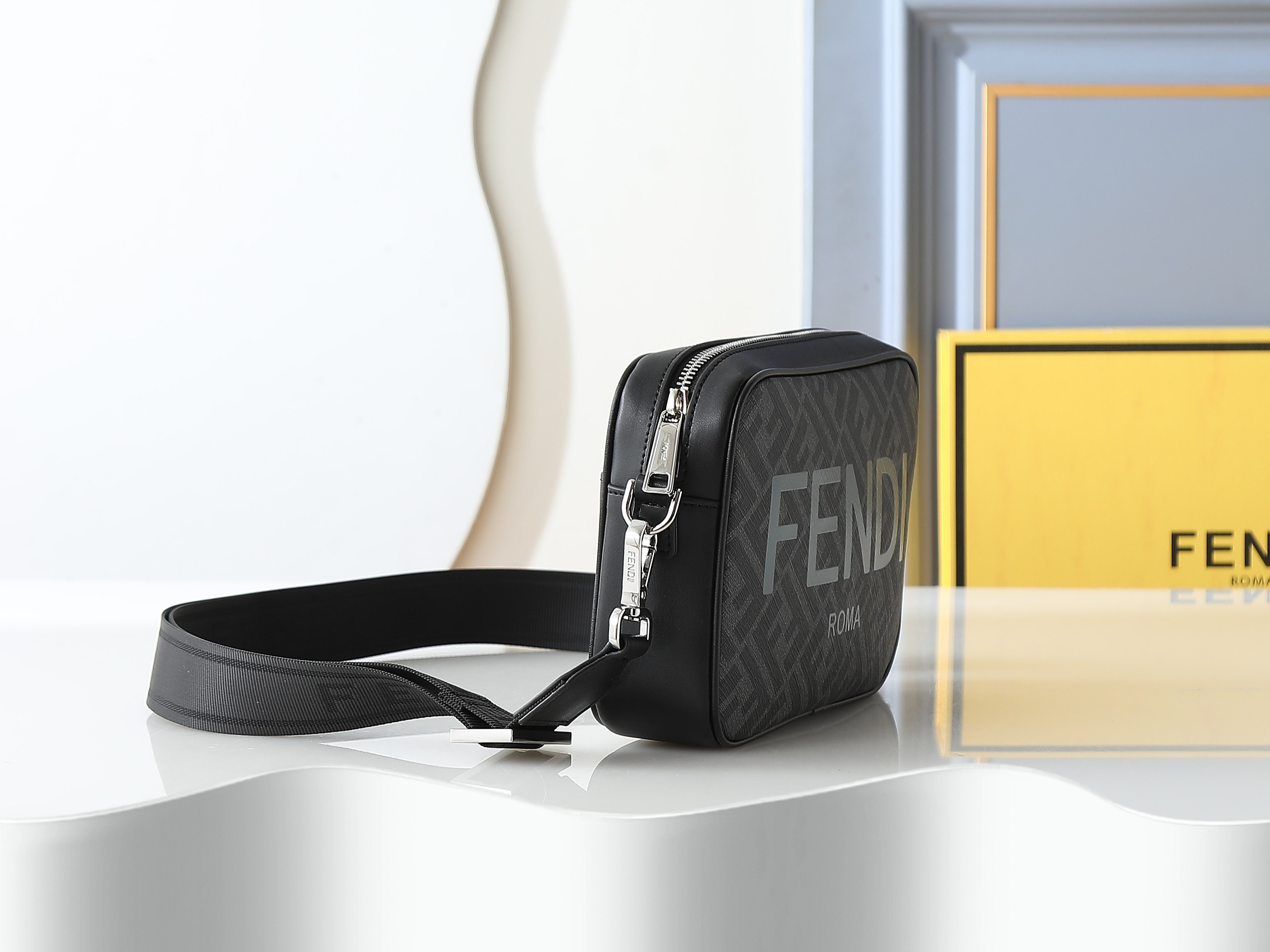 F7M0286 ブラックフラワーシルクプリント コンパクトショルダーバッグ