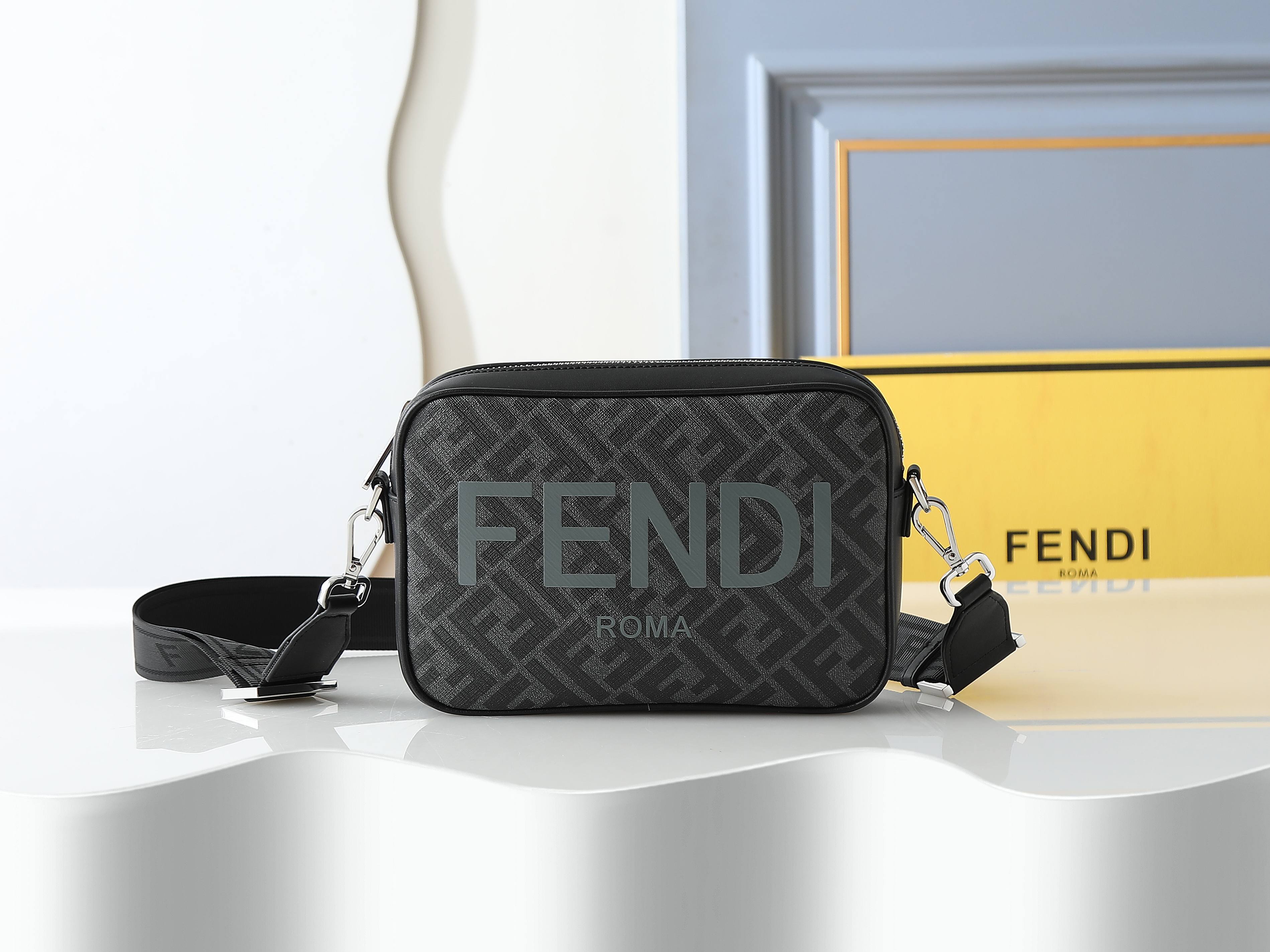 F7M0286 ブラックフラワーシルクプリント コンパクトショルダーバッグ