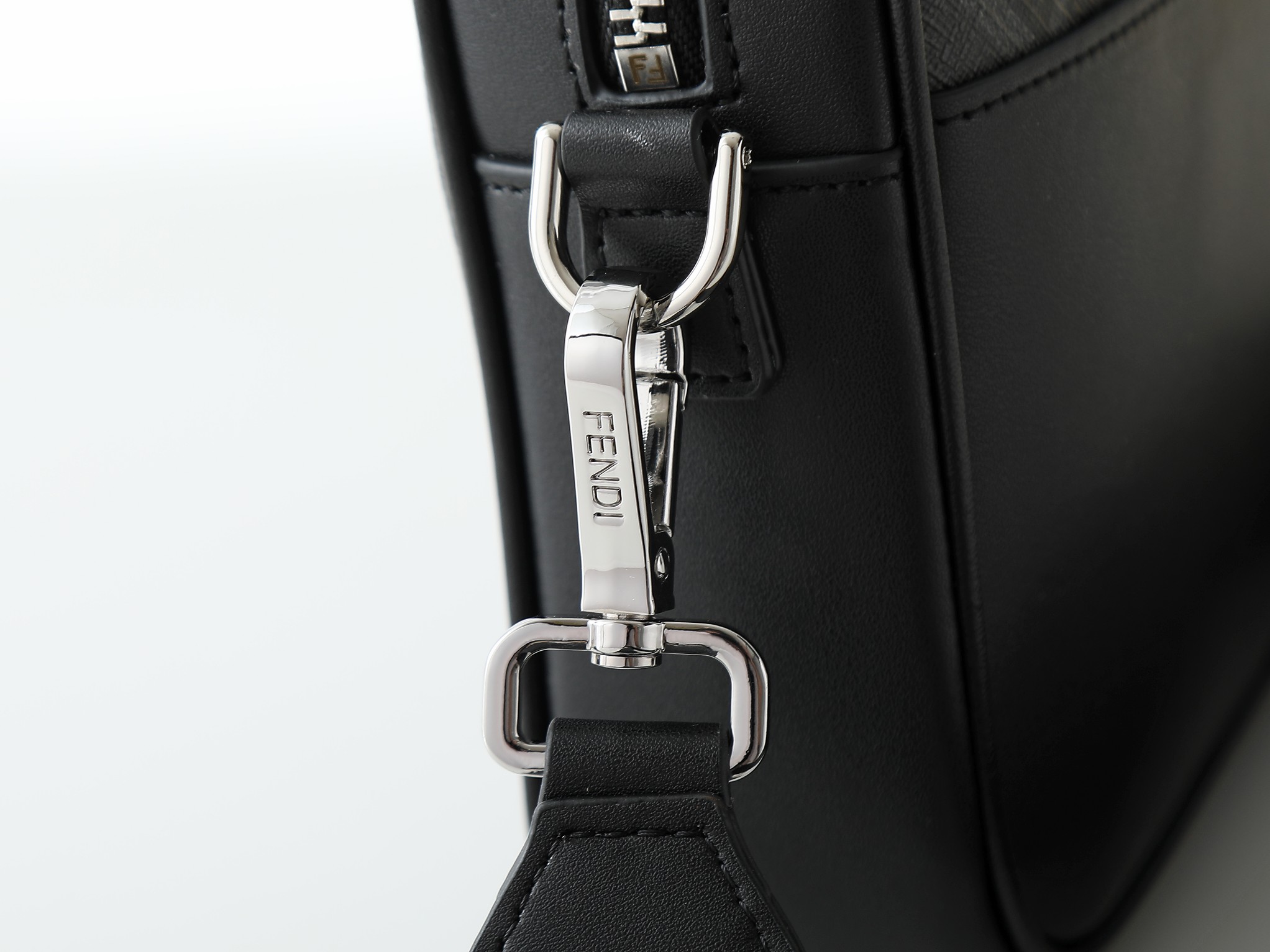 F7M0286 ブラックフラワーシルクプリント コンパクトショルダーバッグ