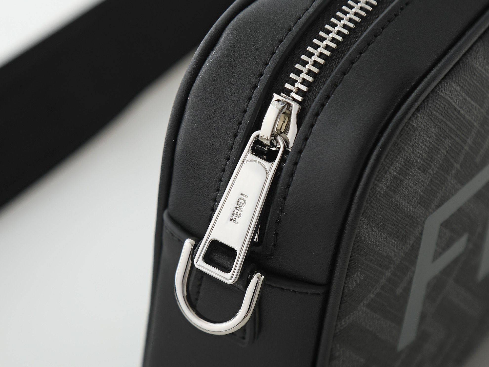 F7M0286 ブラックフラワーシルクプリント コンパクトショルダーバッグ